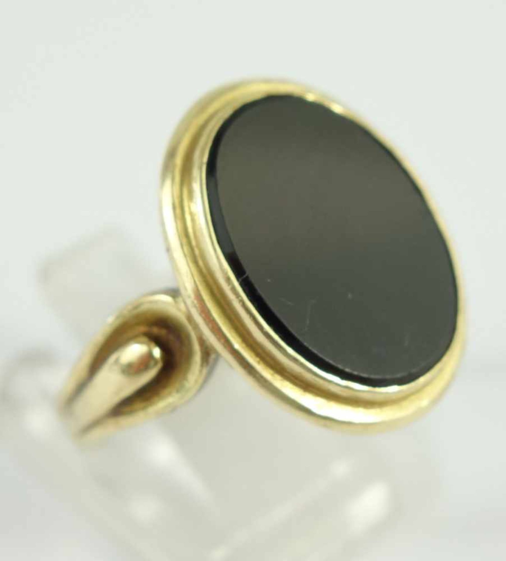 Ring mit Onyxplatte, 585er GoldGew.7,54g, Platte ca.1,6*1,1cm, U.62