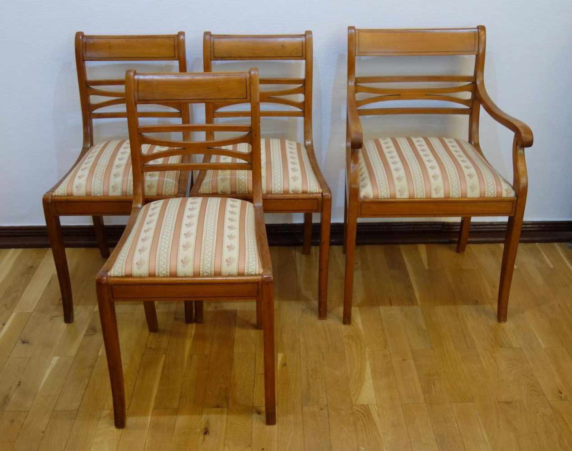 3 Stühle und ein Armlehnstuhl, Biedermeier-Stil, 20er/30er Jahre Kirsche, gepolsterte Sitzfläche,