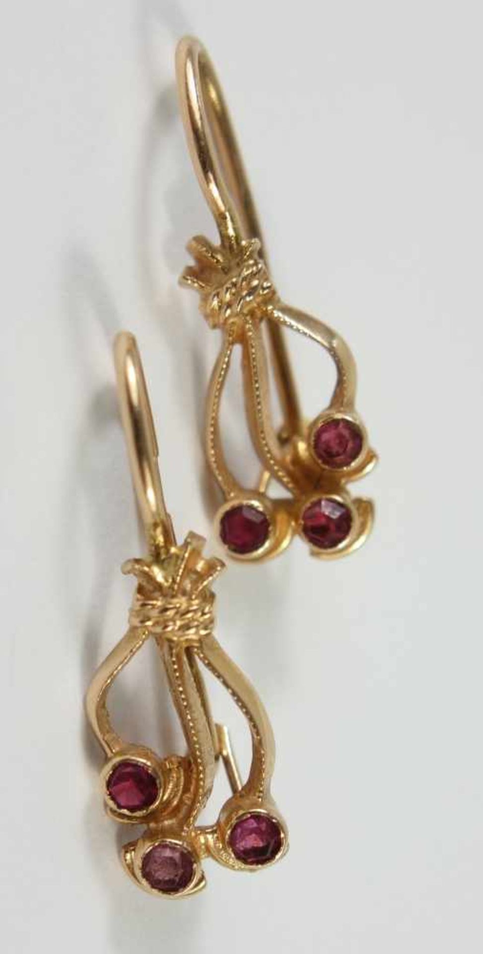 Paar Ohrringe mit 3 kleinen rubinroten Steinen, 583er RotgoldGew.2,76g, floral, L.mit Haken-
