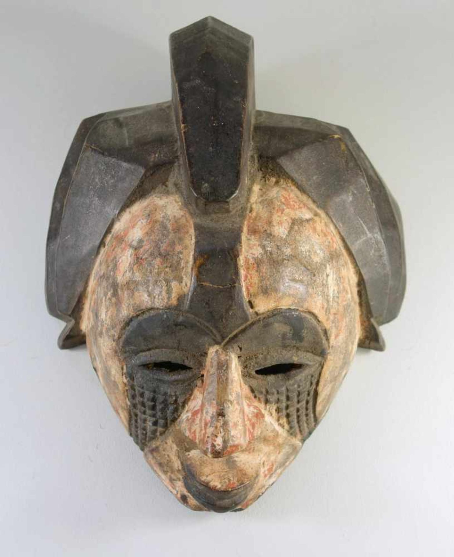 Maske der Ibo (Igbo), Nigeria, 20.Jh.sogen.Helmmaske, unterschiedl. gefärbtes Holz, L.ca.31cm, obere