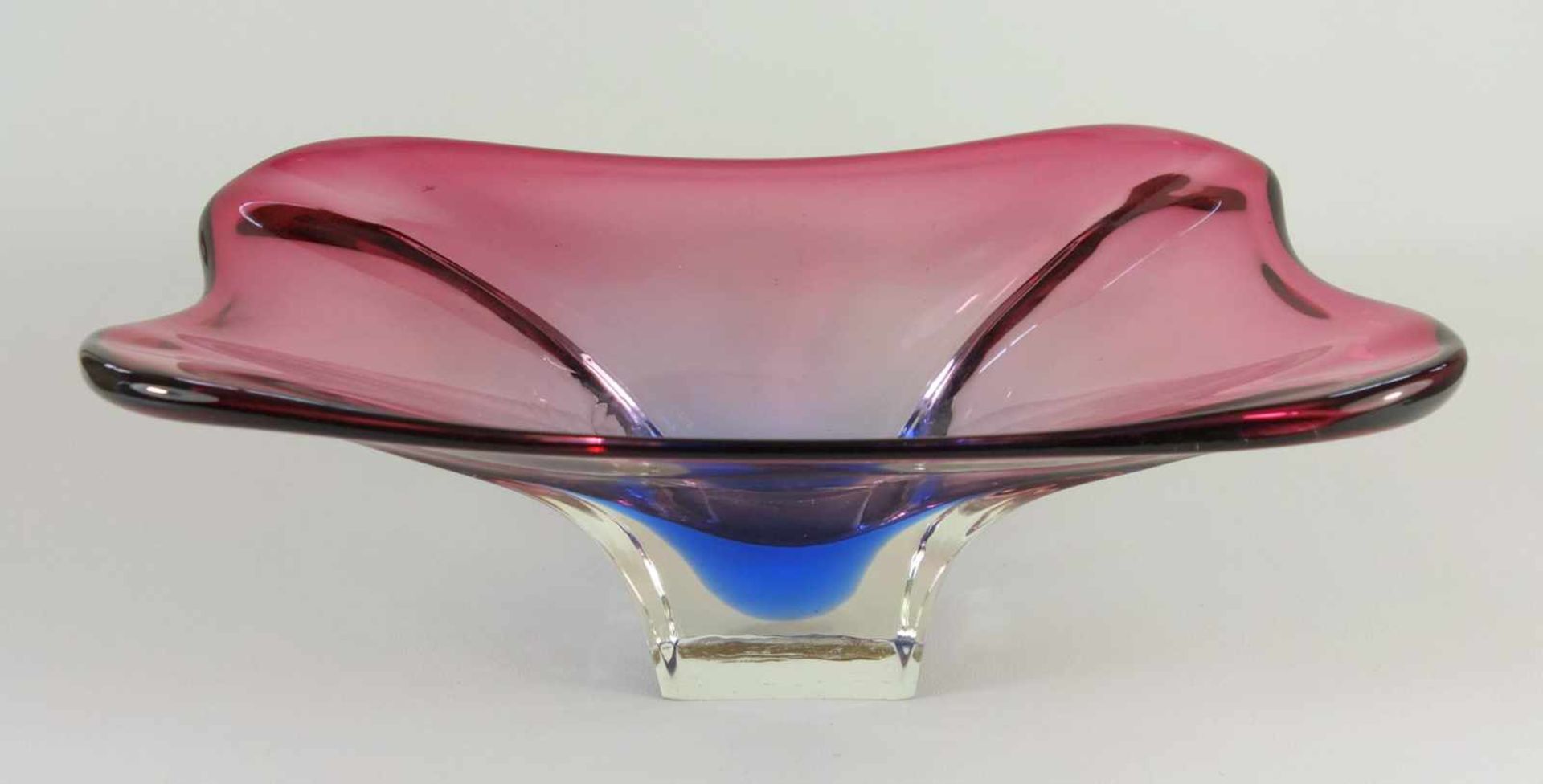 Glaschale, wohl Tschechienvierpassig, Klarglas altrosa und blau überfangen, H.11,5cm, LB 31*19,5cm