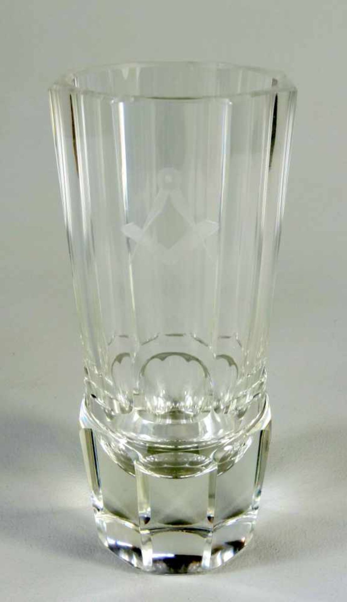 Freimaurer- Glasschauseitig Freimaurer-Symbole: Winkelmaß und Zirkel im Mattschliff, facettierter,