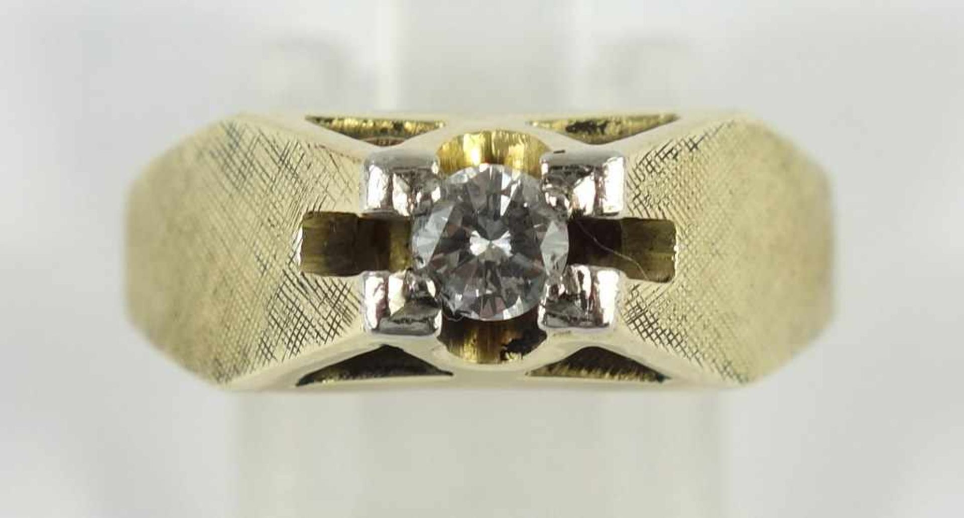 Dia.- Brillant -Ring, 585er GoldGew.5,81g, zentraler Dia.-Brill., ca.0,30ct, seitl.satiniert, U.58