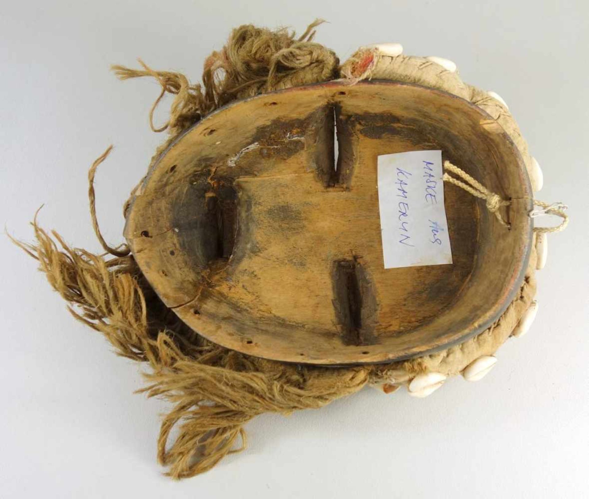 Initiationsmaske, Elfenbeinküste / Kamerun, 20.Jh.unterschiedlich gefärbtes Holz, Stirn mit - Image 2 of 2