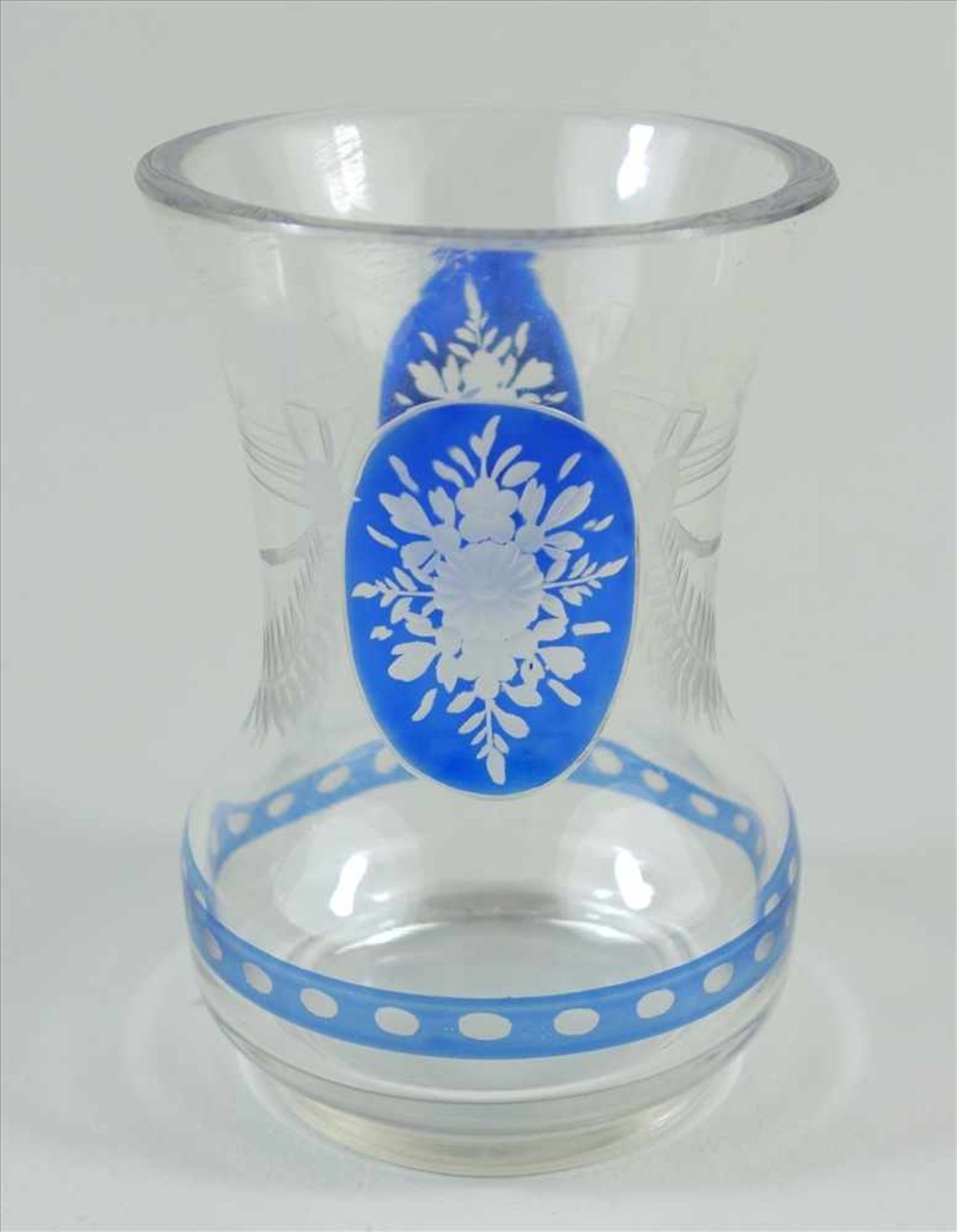 kleine Kristallvase mit blauem Überfang, Böhmen, 2. Hälfte 19.Jh., gebaucht, zweiseitig Medaillons