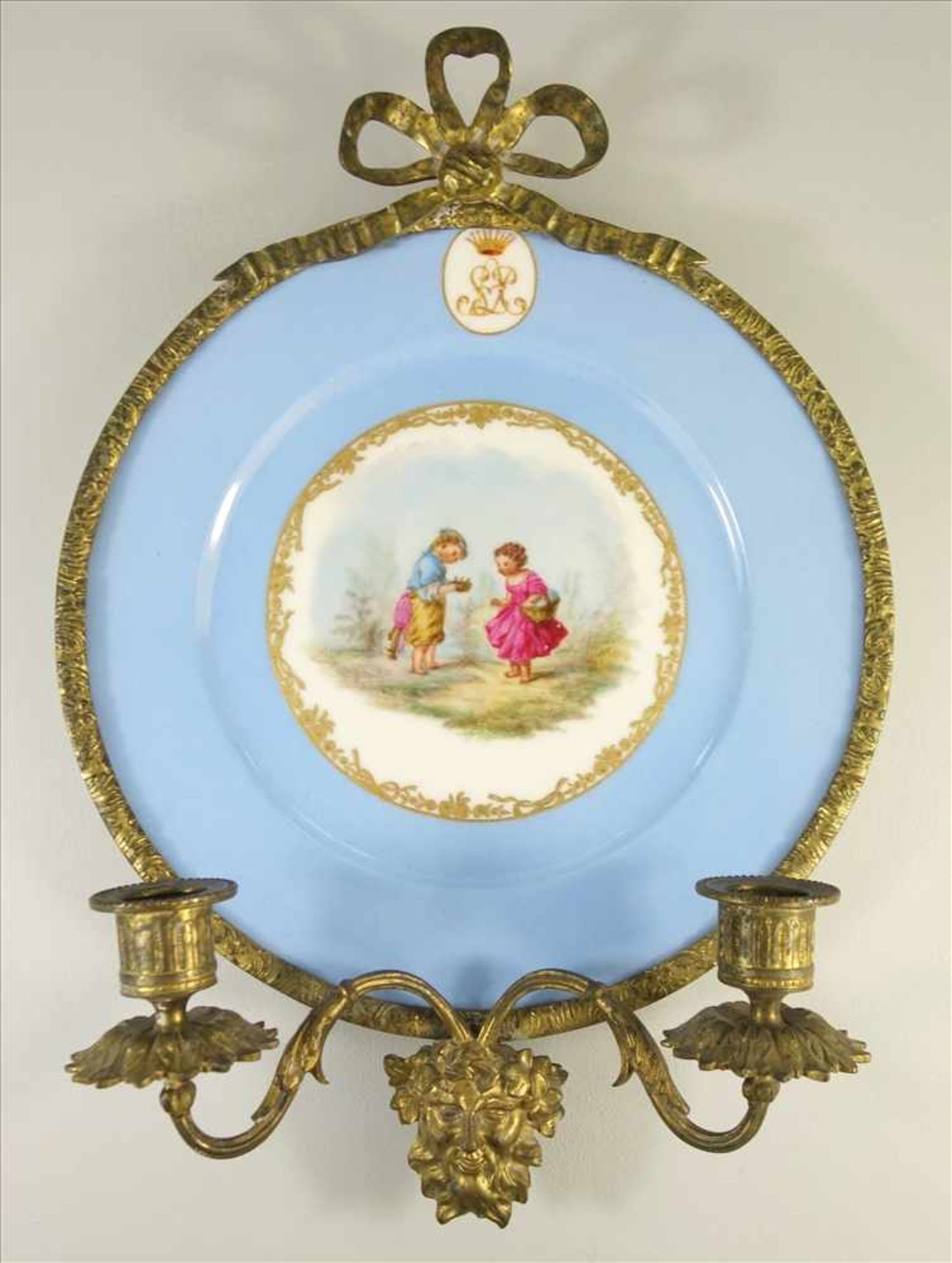 Teller, KPM Berlin 1849-1870, mit Kerzenhalter-Montierung, Spiegel mit Kinderdarstellung in golden