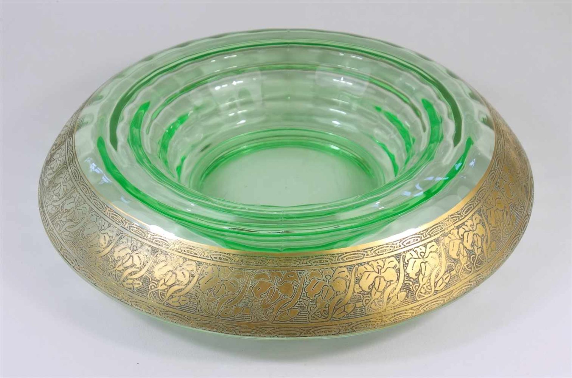 Uranglas-Schale mit Liliendekor, Jugendstil um 1910, urangrünes Glas, weit überlappender Rand,