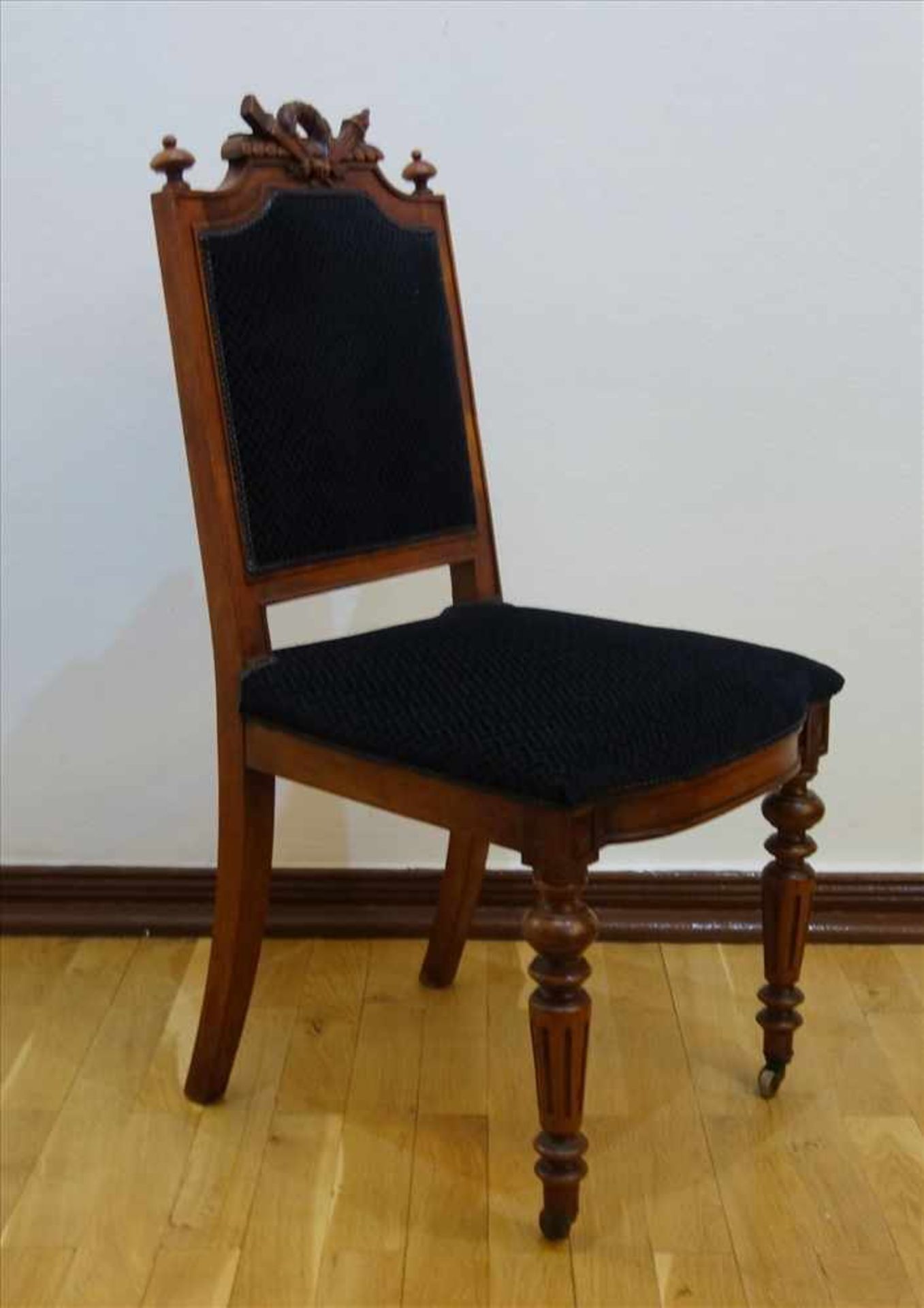 4 Stühle, Gründerzeit, um 1880, Nussbaum, Lehne und Sitzfläche gepolstert, vordere Beine mit Rollen, - Bild 2 aus 2