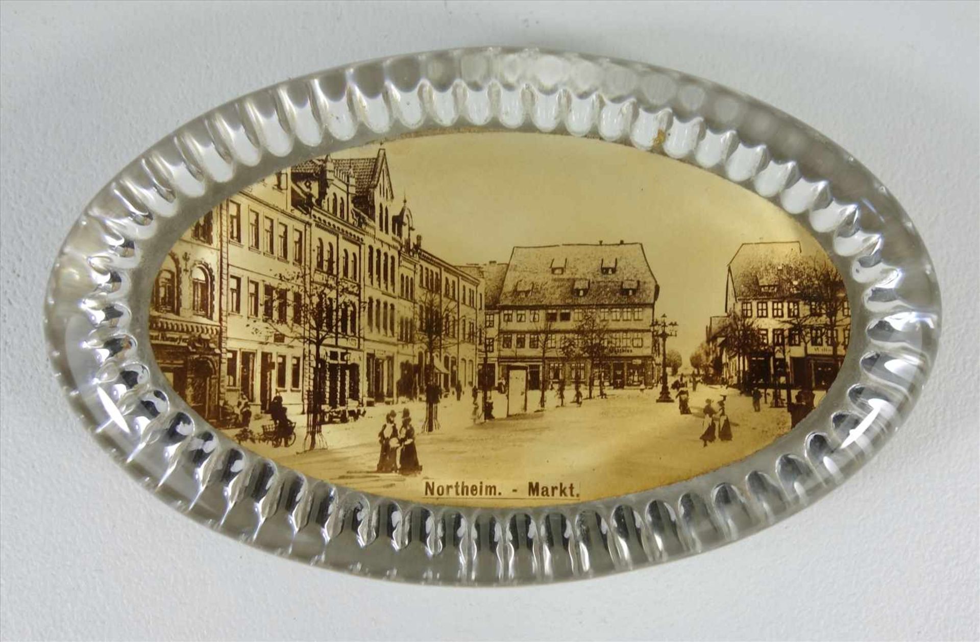 Briefbeschwerer "Nordrhein- Markt", Anf. 20.Jh., dickwandiges Klarglas in ovaler Form mit gedruckter
