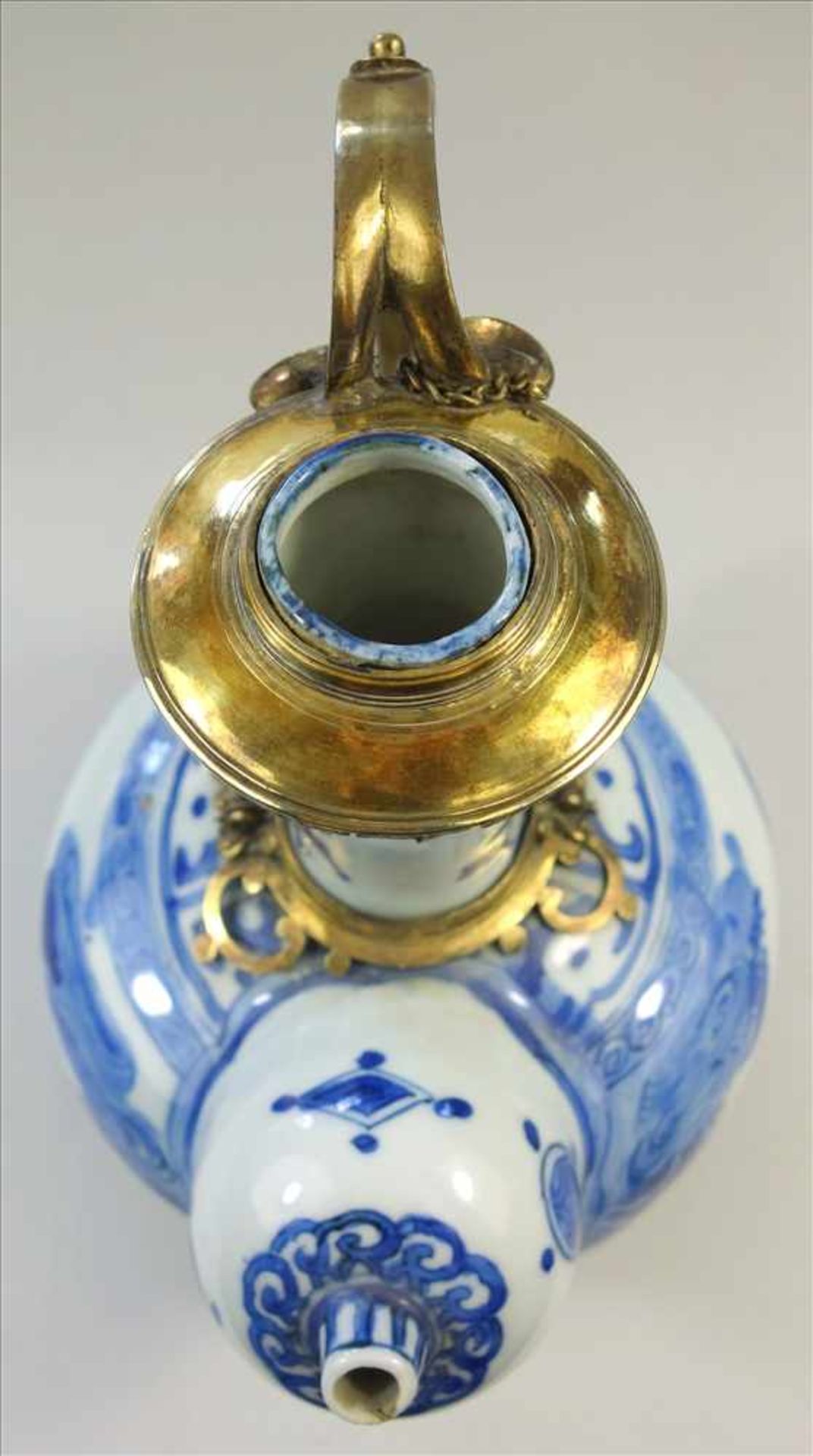 Kendi, wohl Ming, Wanli-Periode, China, 16./17.Jh., weißes Porzellan mit blauer Bemalung, vergoldete - Image 6 of 7