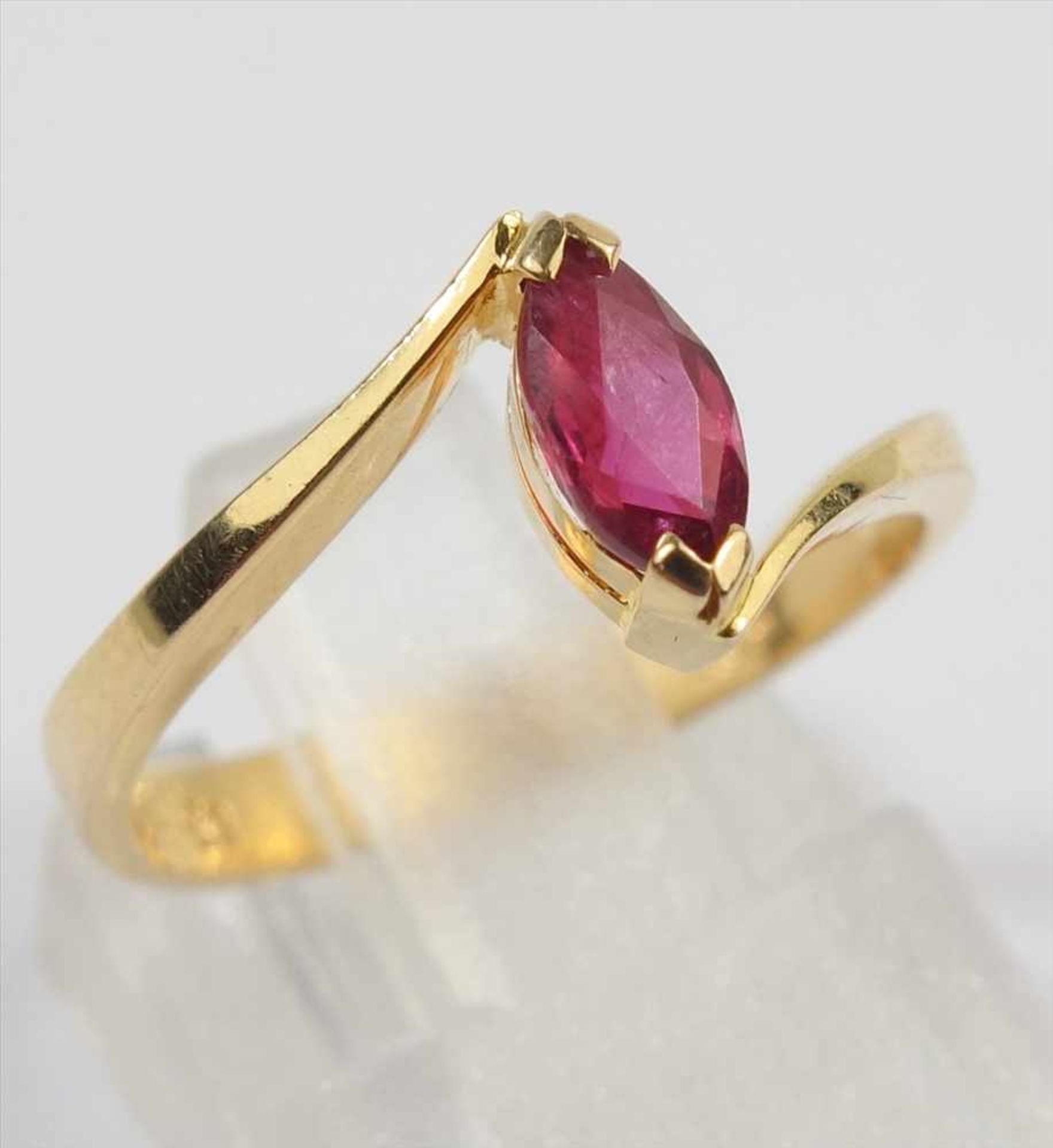 Rubin-Ring, 585 Gold, Gew.1,93g, spitz-ovaler, facettierter Rubin in übergreifender Ringschiene
