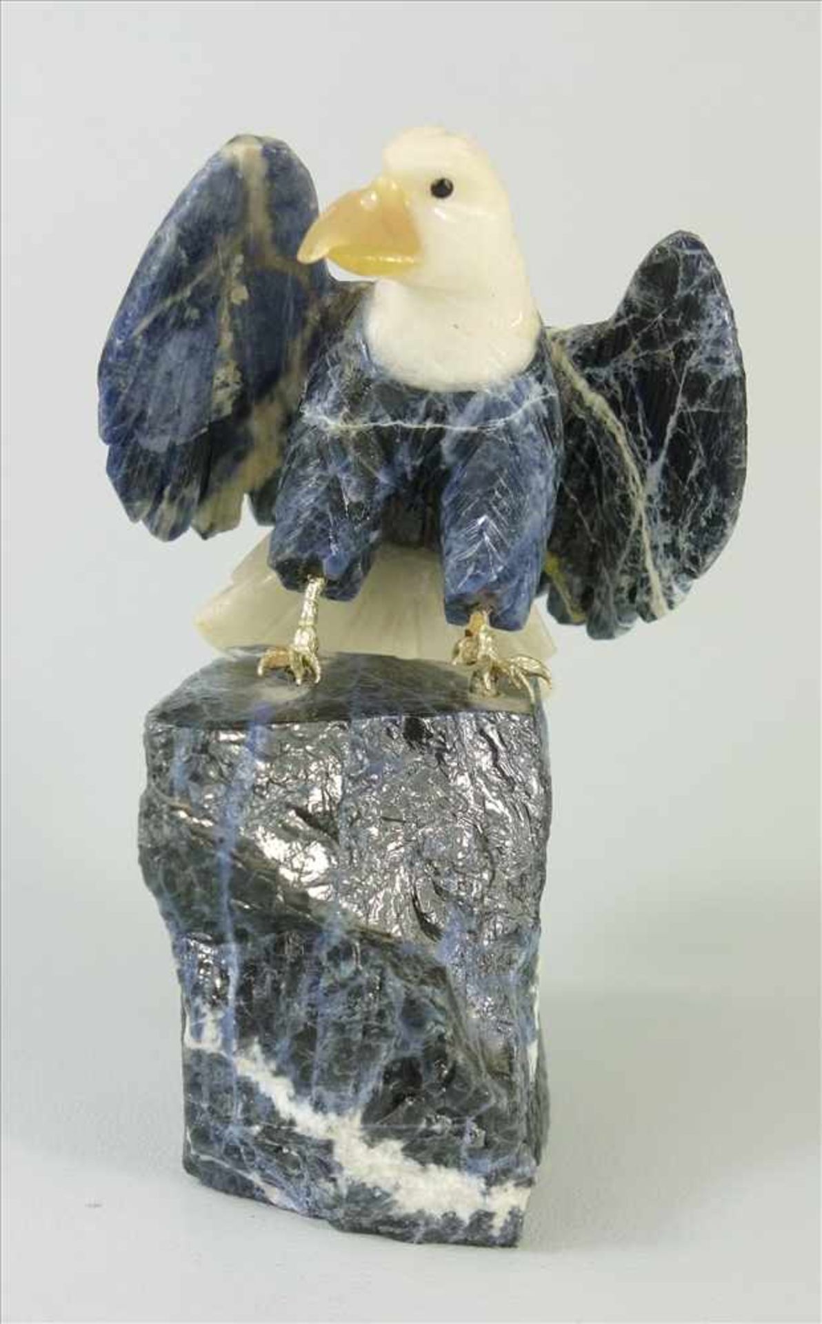 Edelsteinfigur, Weißkopfseeadler auf Sodalith, Adler ebenfalls aus Sodalith, H.14,5cm, Gew.604g - Image 2 of 2