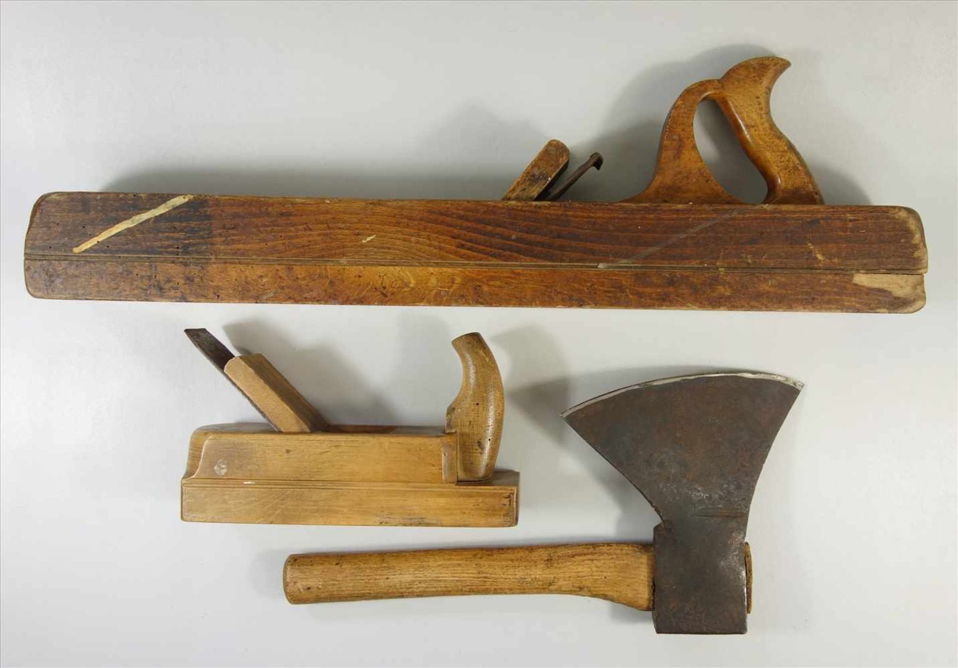 3 Holzbearbeitungswerkzeuge, Anfang/Mitte 20.Jh., handgeschmiedete Bohlenaxt; großer Hobel, L:62cm