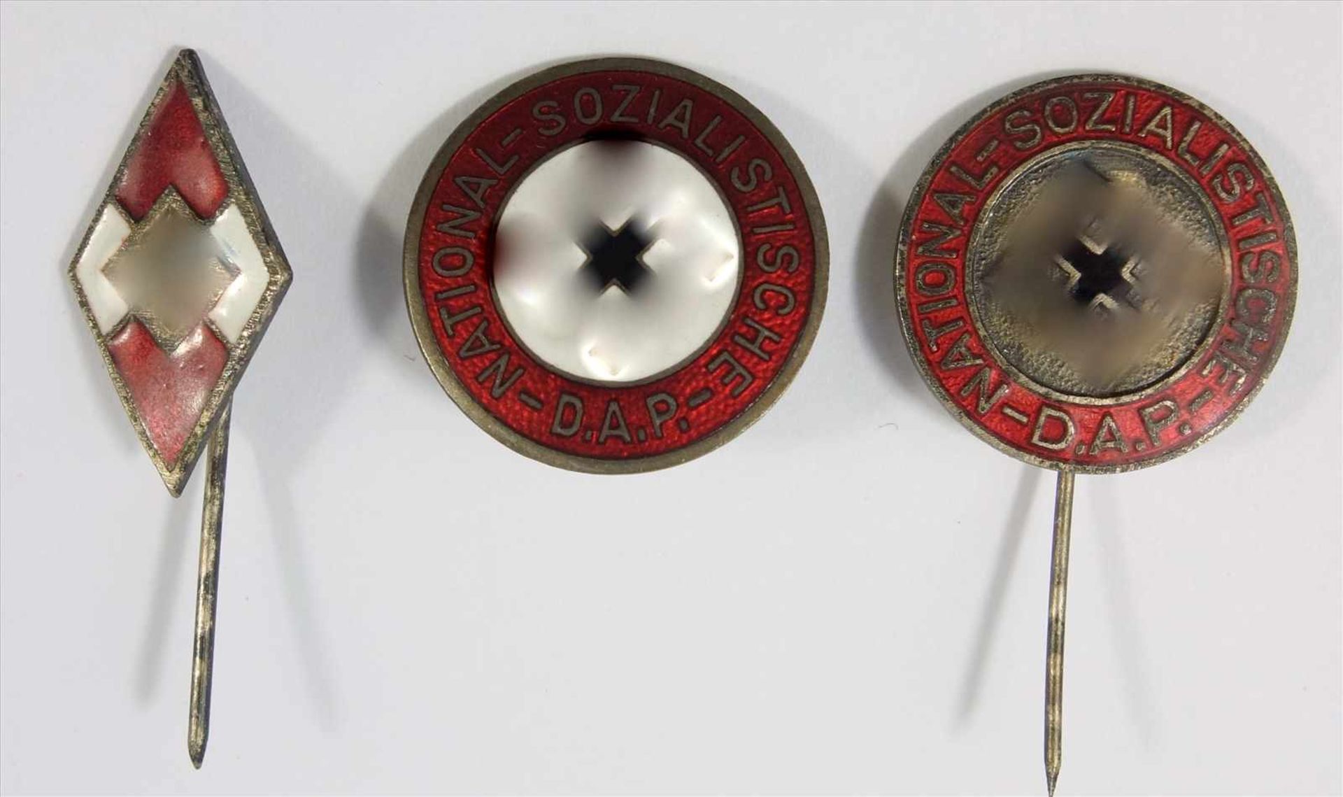 3 Abzeichen, 3.Reich, 2 Parteiabzeichen der NSDAP, eine Replika-Nadel der Hitlerjugend