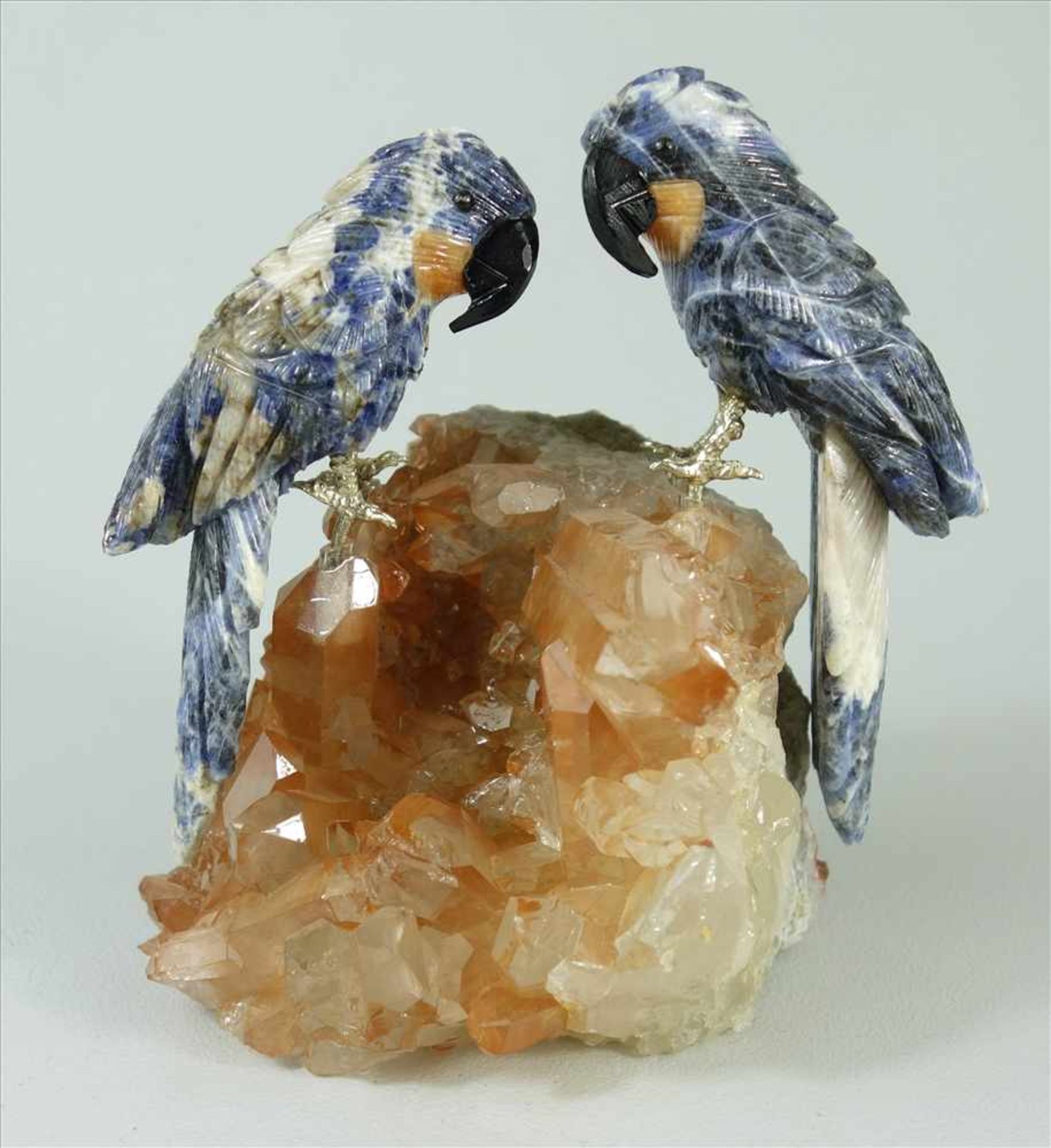 Edelsteinfigur, Papageien auf Quarzkristall, Vögel aus Sodalith und Onyx, H.12cm, Gew.640g