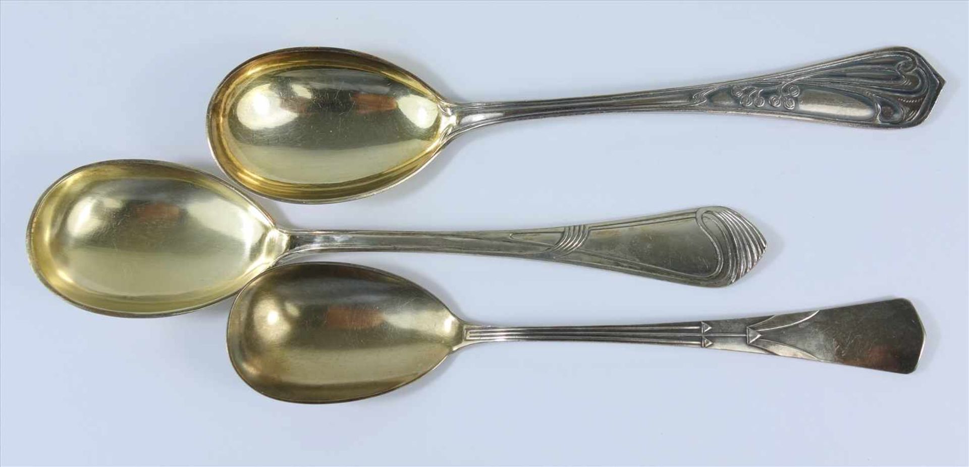 3 Anlegelöffel, Jugendstil, versilbert, unterschiedliche Dekore, vergoldete Laffen, L.18,3-20cm