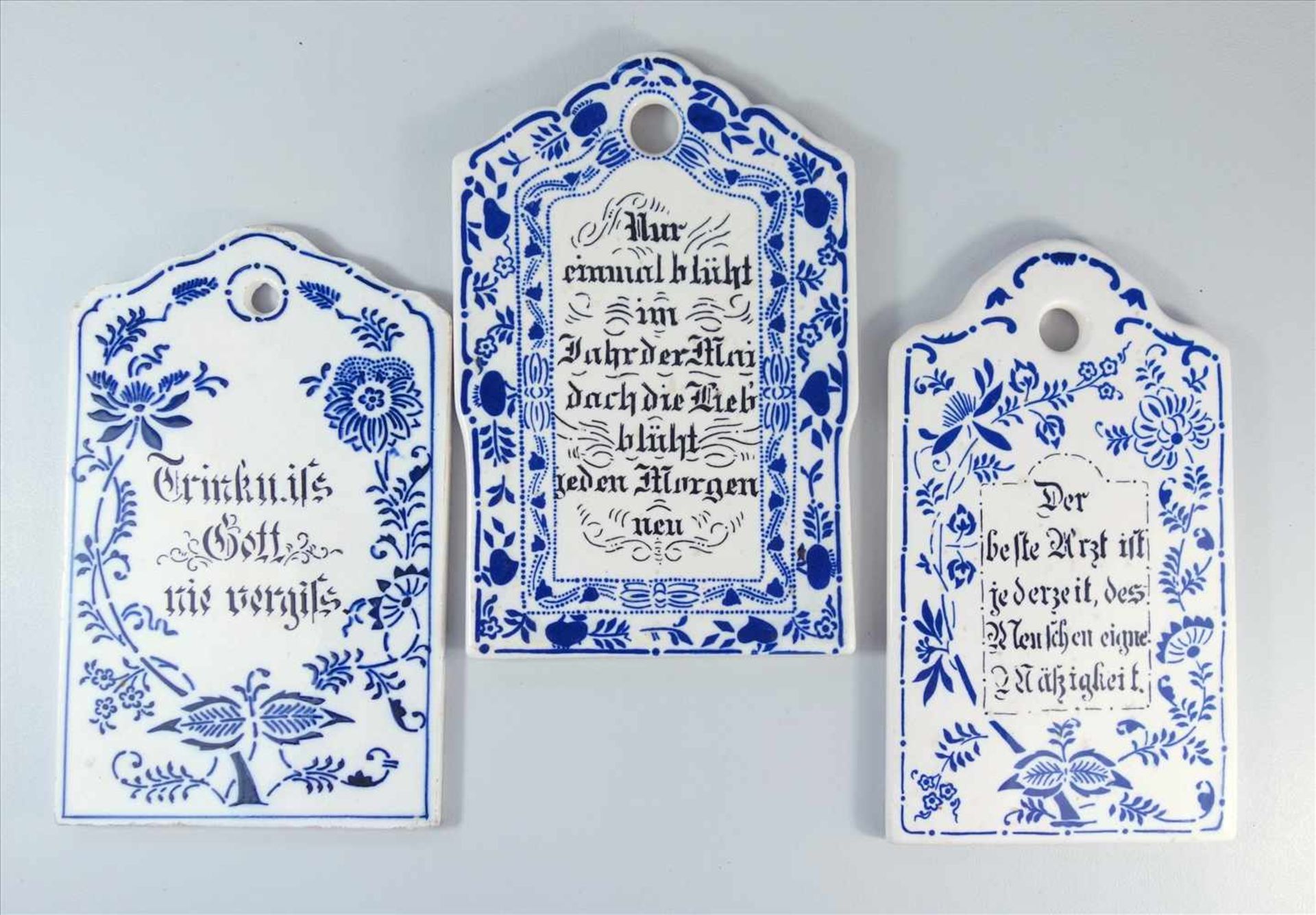 3 Frühstücksbretter mit Spruch, Zwiebelmuster, unterschiedl.Formen, L.von 22,5-23cm, B.13,5-15,