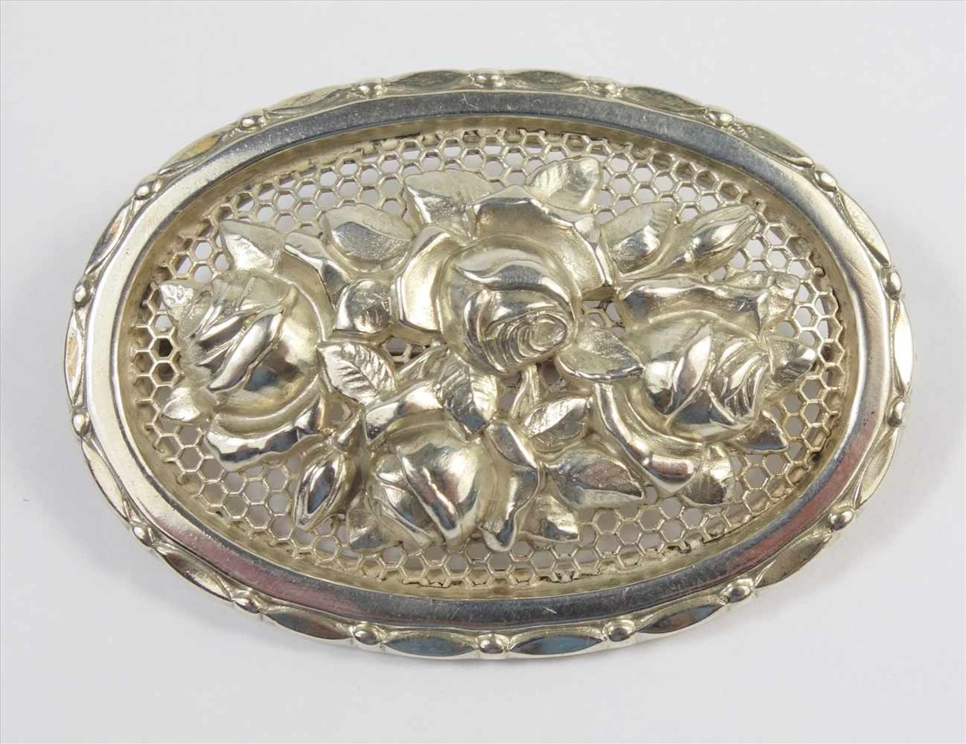 Brosche mit Rosen, 800er Silber, um 1920, Gew.13,98g, großes Rosenbukett-Relief auf Gittergrund, L.