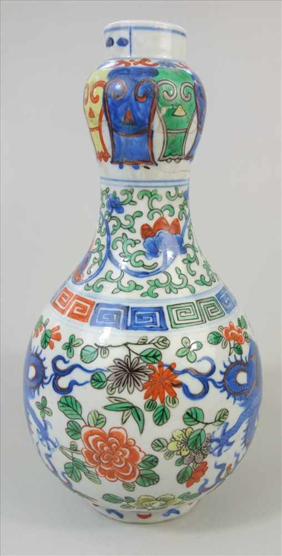 Wucai -Vase, Wanli - 6 - Zeichenmarke, Kalebassen-Form, weißes Porzellan mit Drachen-und Blumendekor - Image 2 of 6