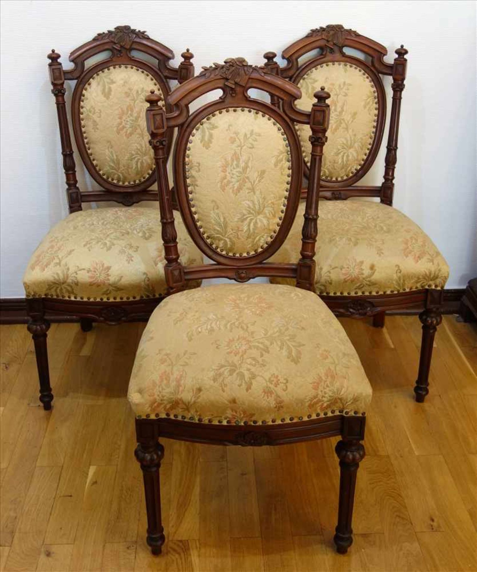 Armlehnstuhl und 3 Stühle, Louis Philippe,um 1860/70, Nussbaum, vorn kannelierte Balusterbeine, - Bild 3 aus 3