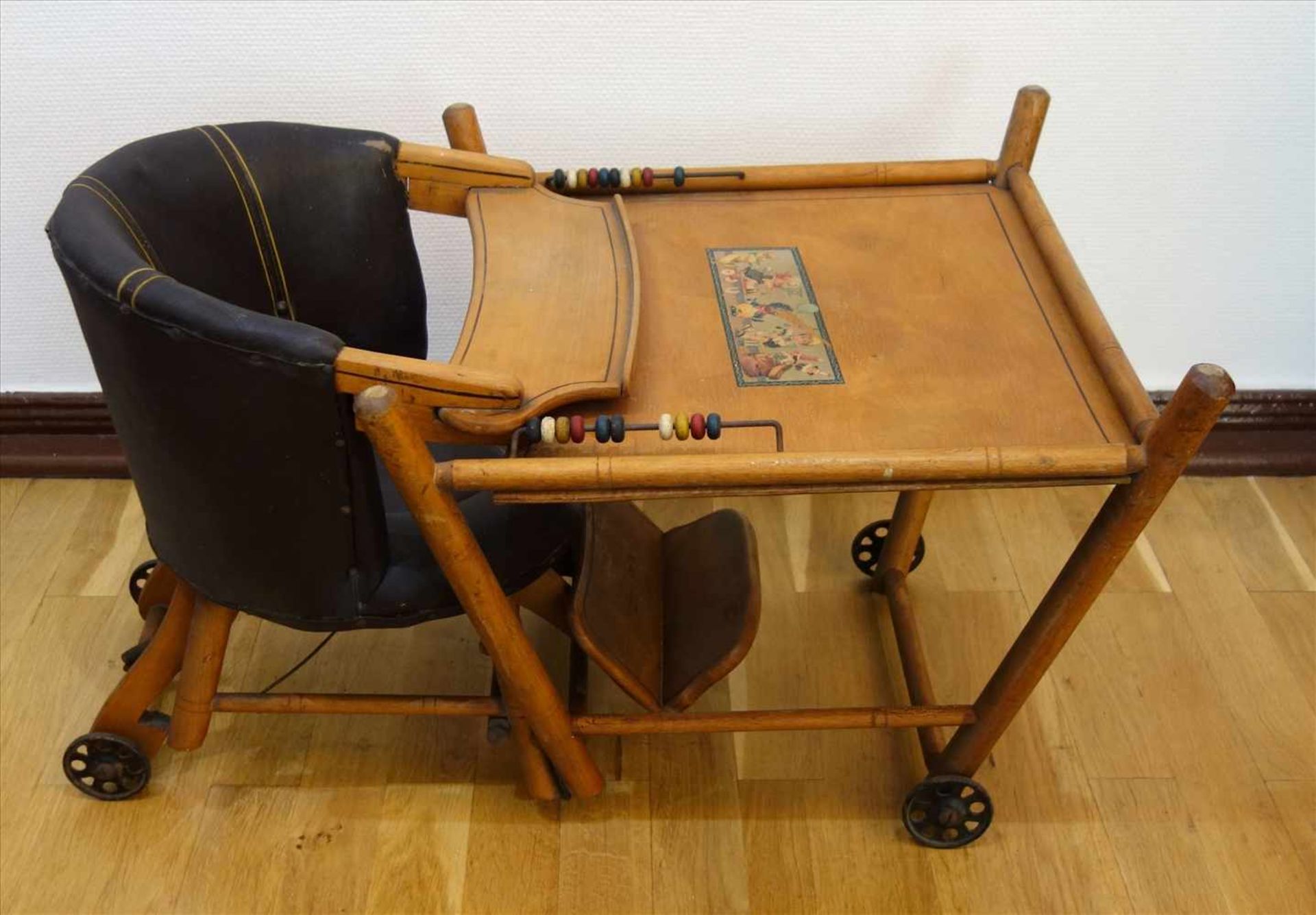 kombinierter Kinderstuhl, 30er Jahre, Holz/Leder, Rundhölzer, gerundeter Polsterstuhl, Tischchen mit - Bild 2 aus 3