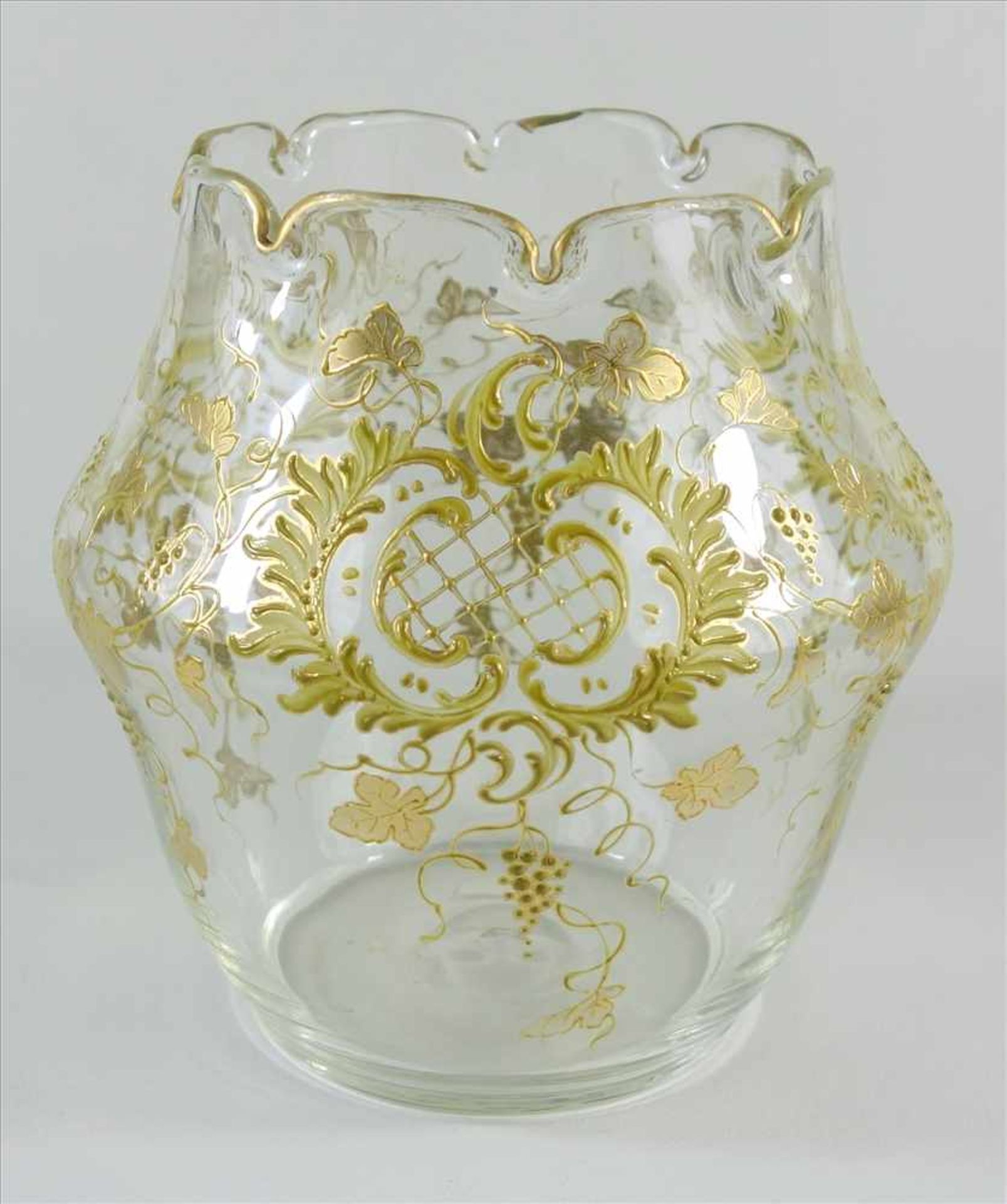 Historismus- Vase, Frankreich um 1880, gedrückter Klarglaskorpus mit wellenförmig gekniffener