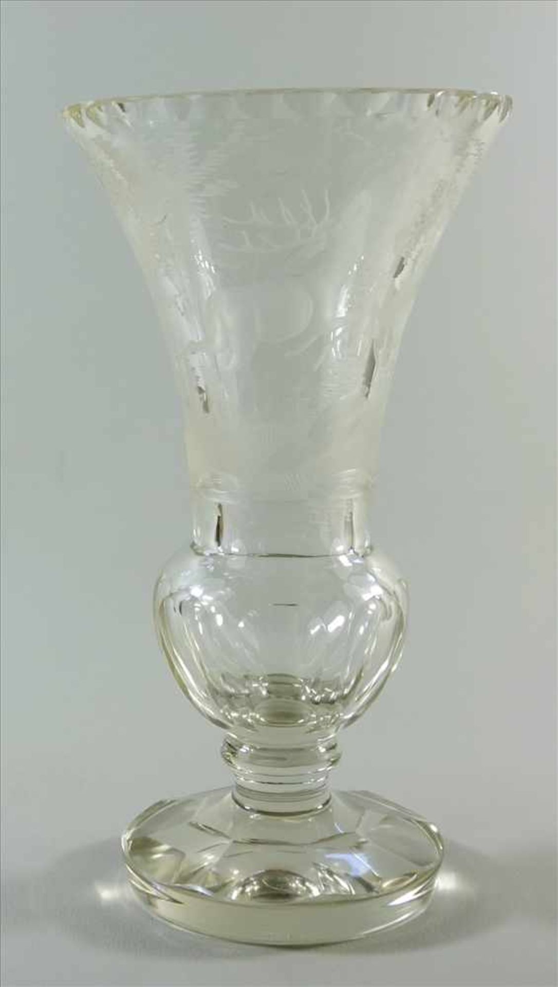 Kristallvase mit Wildmotiv, Böhmen, 1.Hälfte 20. Jh., Klarglas, im unteren Drittel verdickter Korpus