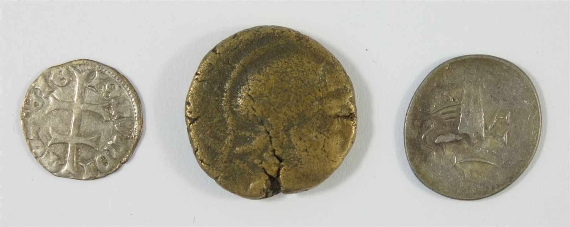 3 Kleinmünzen: Denar 1386 - 1437, 1/8 Tical, Kambotscha,1643-1845, eine Münze unidentifiziert