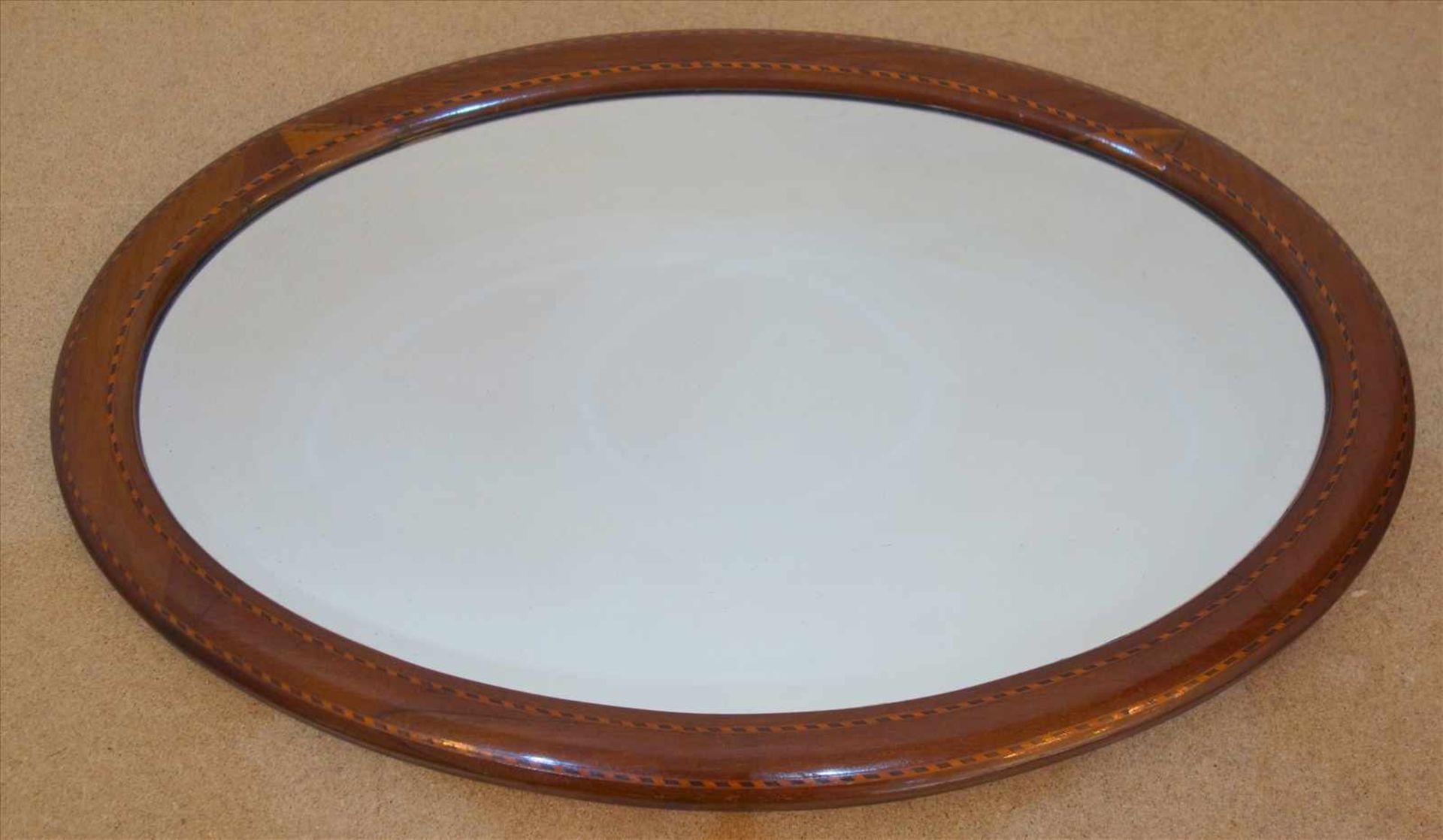 ovaler Spiegel, um 1910, Intarisenbänder, facettiert, HB 64*42cm