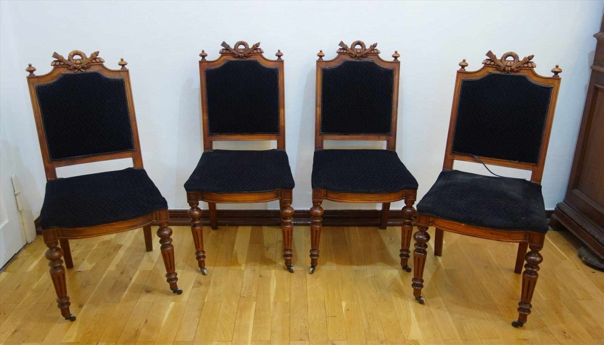 4 Stühle, Gründerzeit, um 1880, Nussbaum, Lehne und Sitzfläche gepolstert, vordere Beine mit Rollen,
