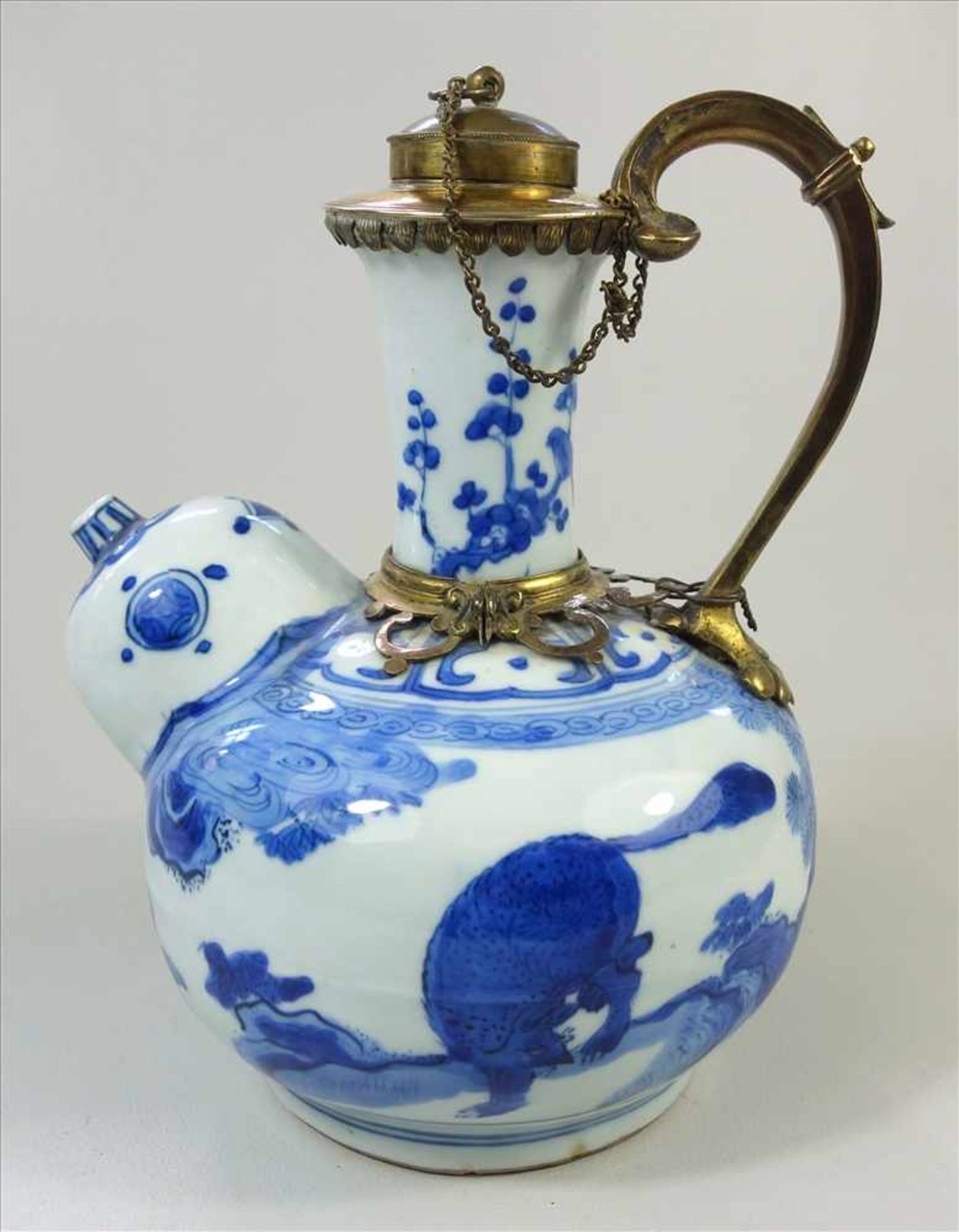 Kendi, wohl Ming, Wanli-Periode, China, 16./17.Jh., weißes Porzellan mit blauer Bemalung, vergoldete - Bild 3 aus 7