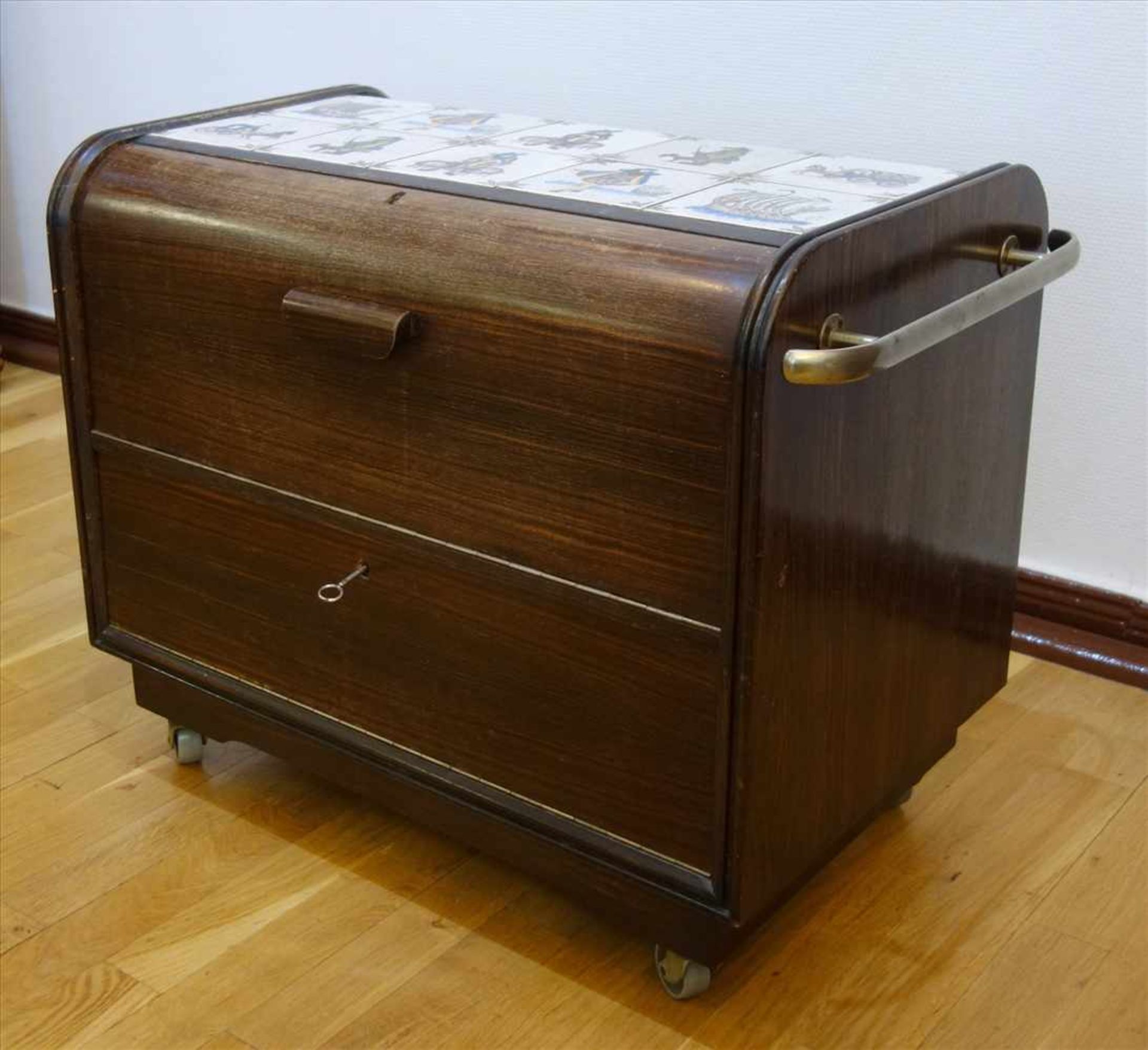 Barwagen, 50er/60er Jahre, Mahagoni, Deckplatte mit Fliesenspiegel, auf Rollen, zweiseitig zu - Bild 4 aus 4