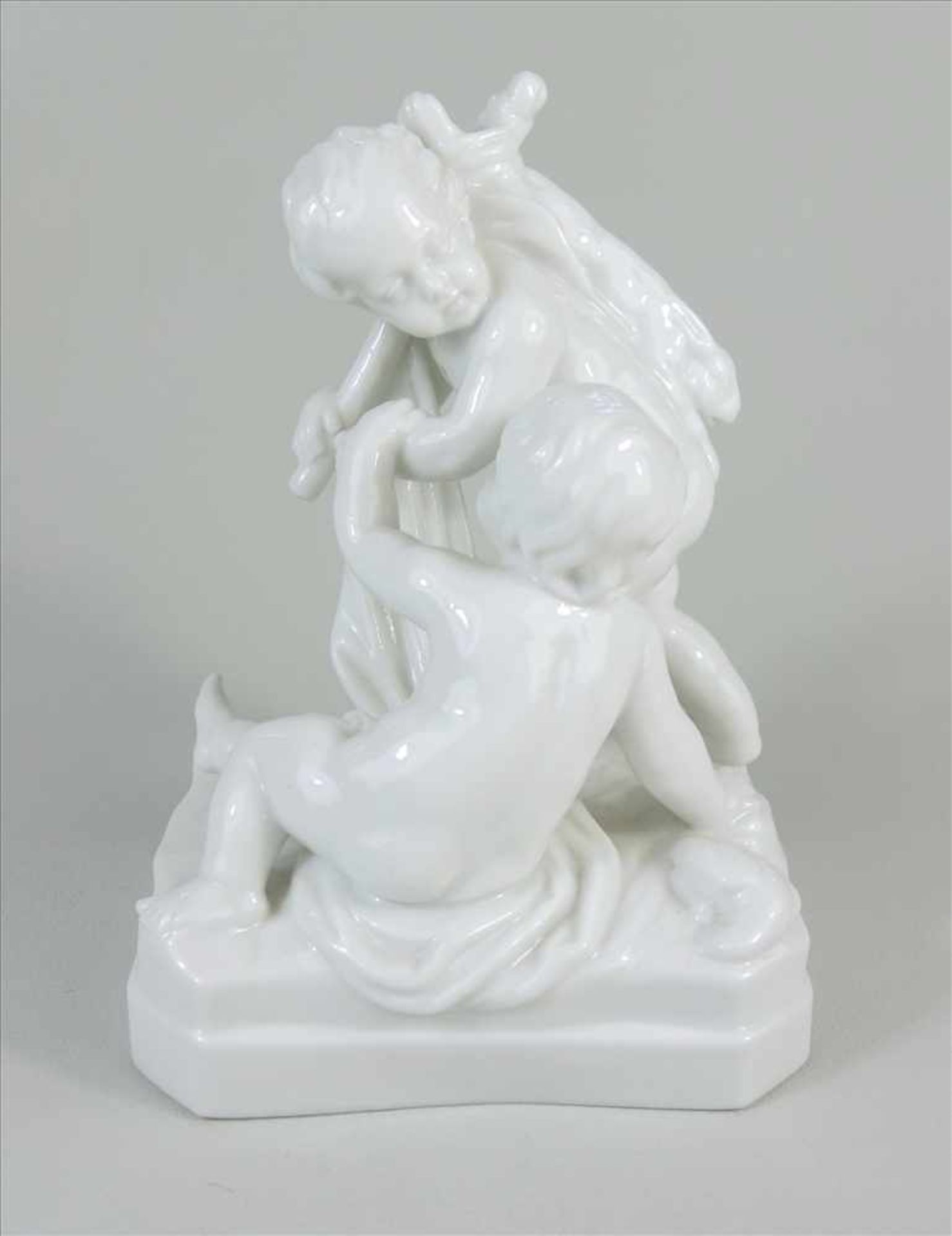 Figur "2 Putti mit erlegtem Hasen", Lenck in Passau (1833 bis 1936), weiß glasiert, achteckiger