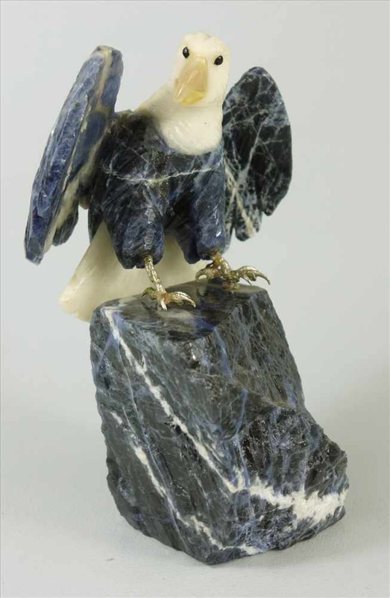 Edelsteinfigur, Weißkopfseeadler auf Sodalith, Adler ebenfalls aus Sodalith, H.14,5cm, Gew.604g