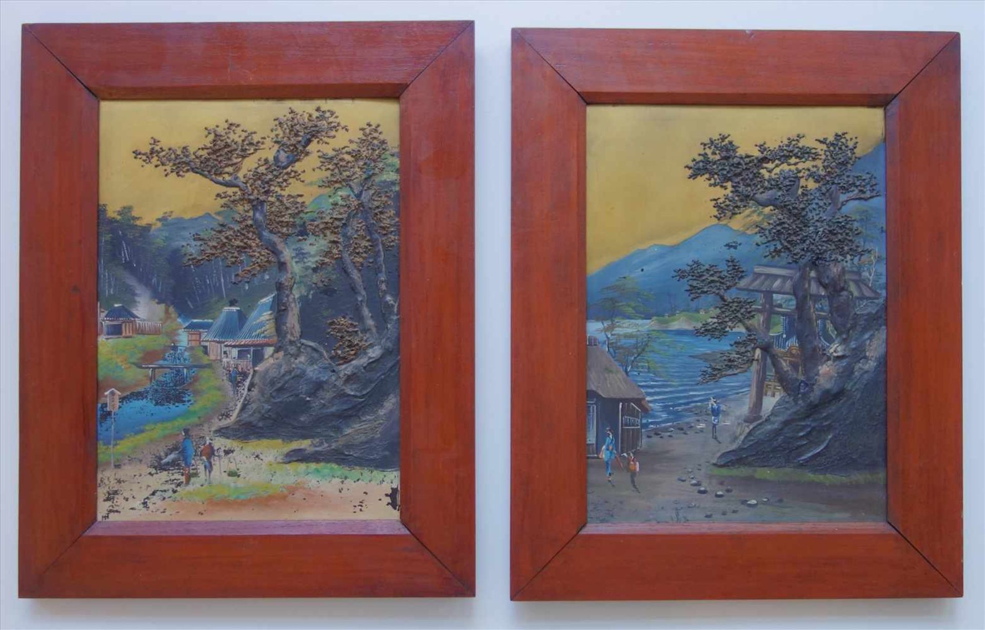 Paar Gemälde, Japan, Anf. 20. Jh., reliefartig modellierte Landschaft mit Bäumen, Architektur und