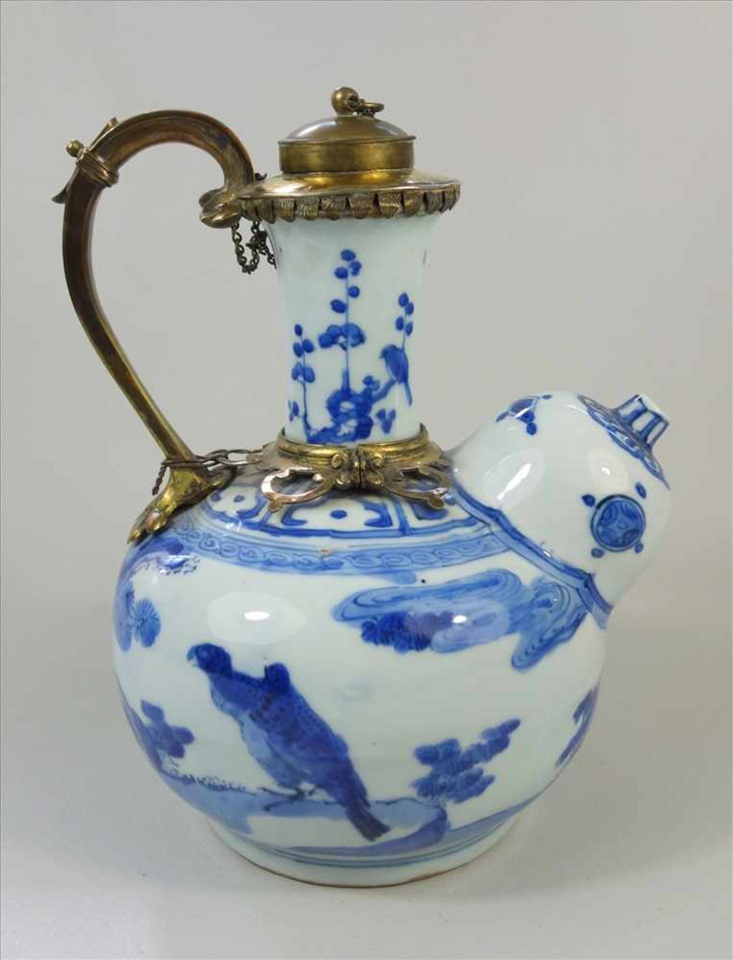 Kendi, wohl Ming, Wanli-Periode, China, 16./17.Jh., weißes Porzellan mit blauer Bemalung, vergoldete