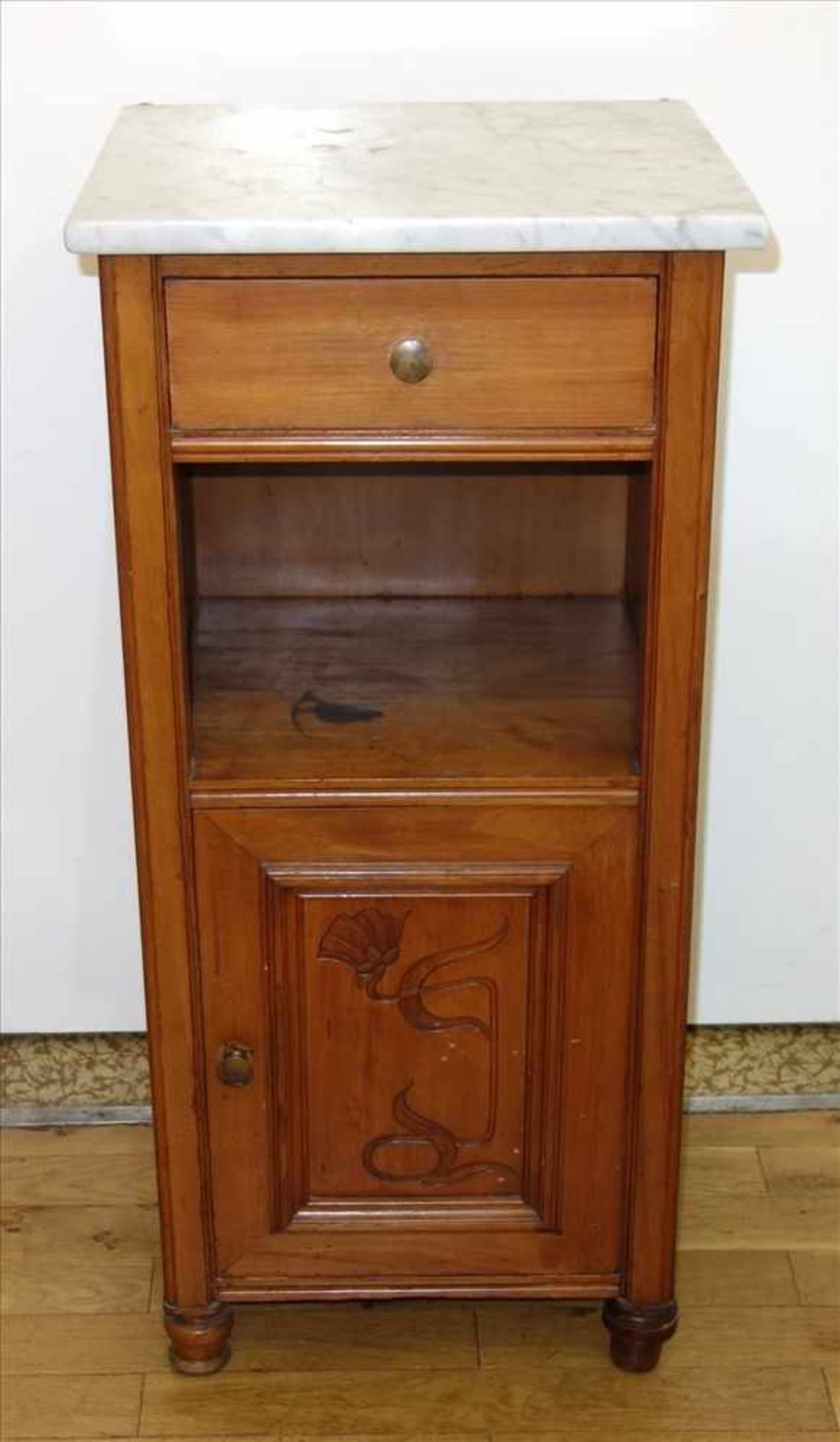 Nachtschrank, Jugendstil, Nußbaum, floral beschnitzte Tür, obere Schub, mittlere Ablage,