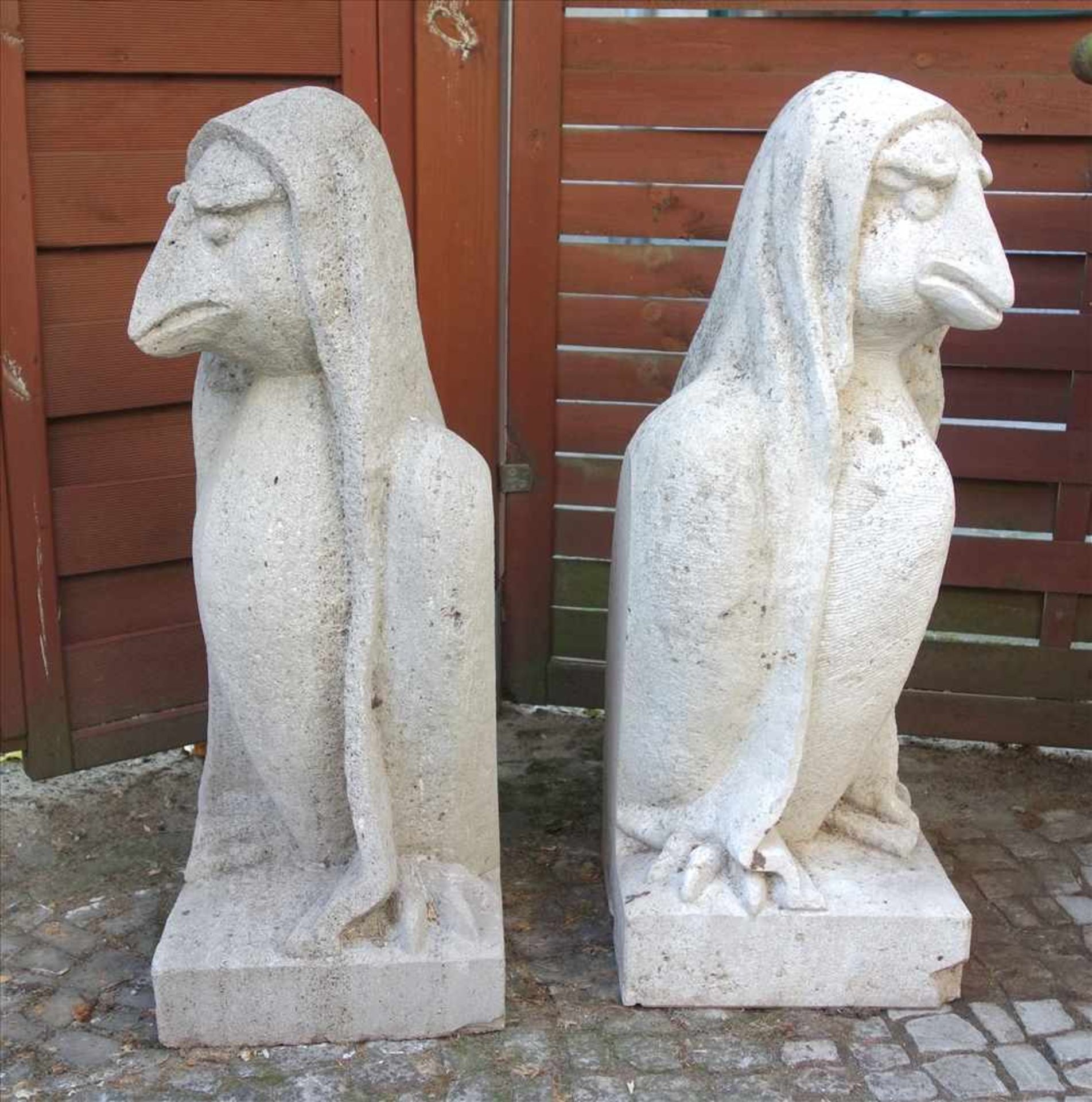 2 Figuren "Krähenvögel mit Umhang", Kalkstein, HBT 74*25*25cm, quadratischer Stand, Rückseiten - Image 2 of 2