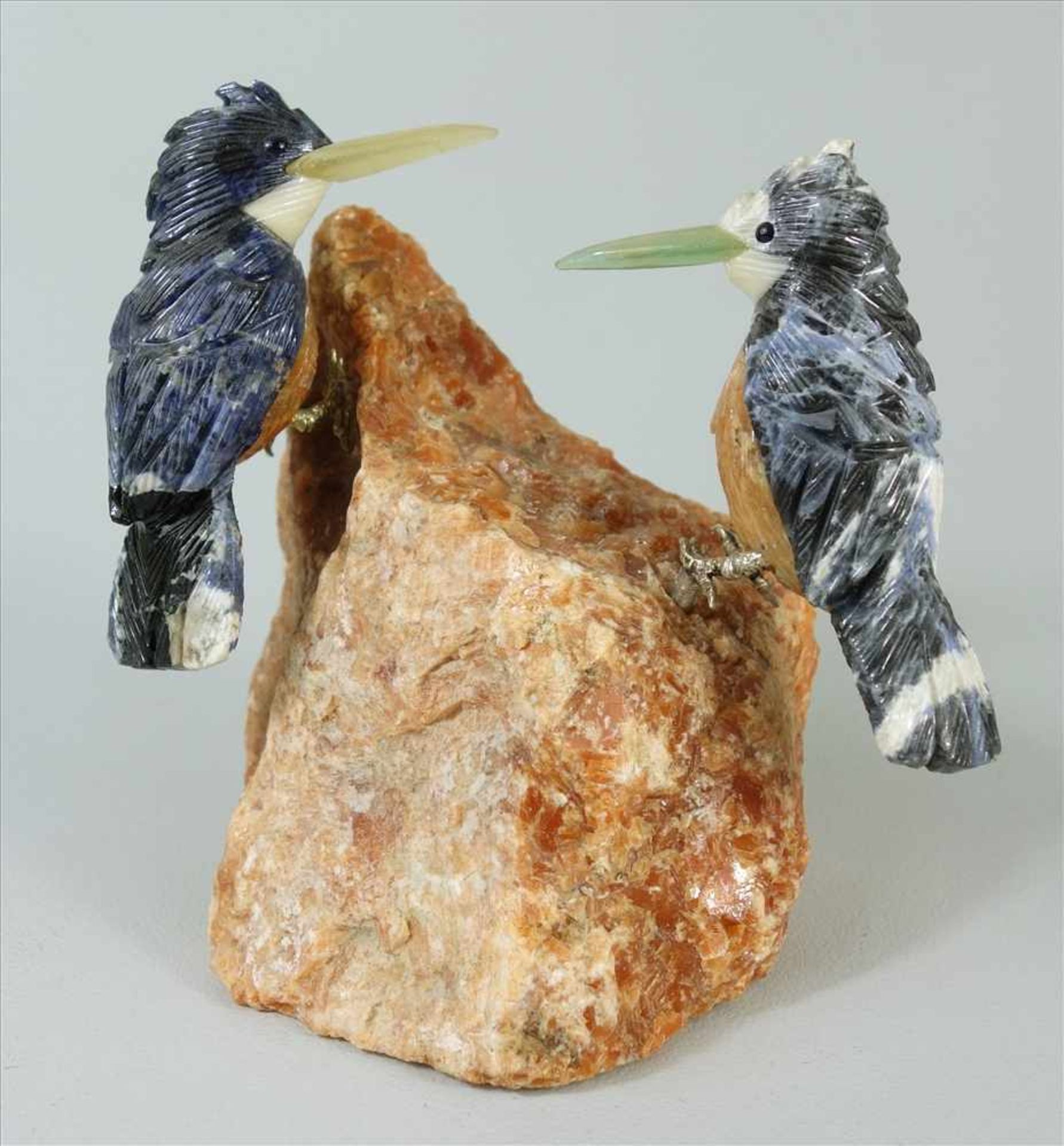 Edelsteinfigur, zwei Eisvögel auf rotem Natursteinsockel, Vögel aus Sodalith, H.11,5cm, Gew.716g