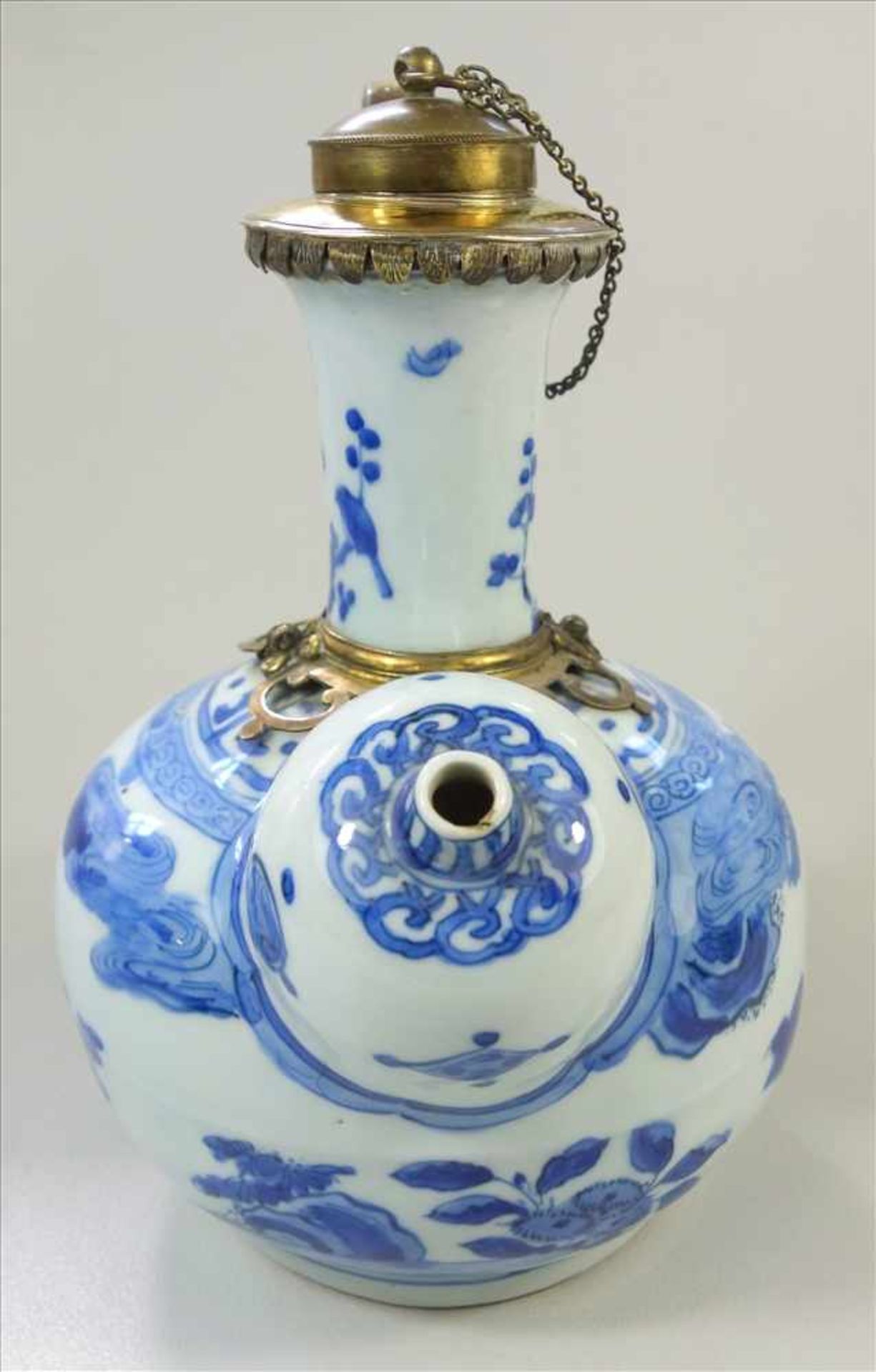 Kendi, wohl Ming, Wanli-Periode, China, 16./17.Jh., weißes Porzellan mit blauer Bemalung, vergoldete - Image 4 of 7