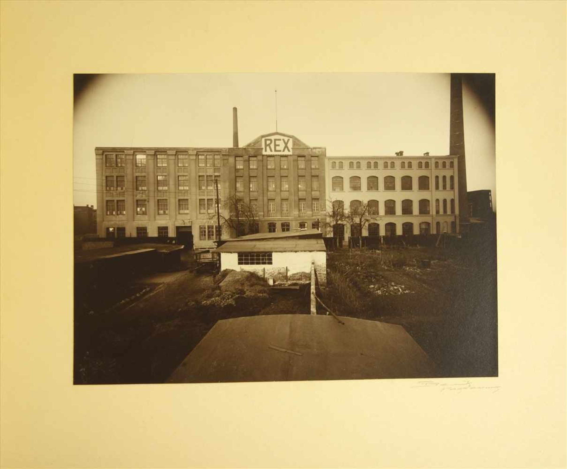 Fotoalbum REX-WERKE, Magdeburg, 1935, Inhaber Dipl.-Ing. C.u.J.Güssow, 14 überw.betitelte Fotos, - Bild 2 aus 3