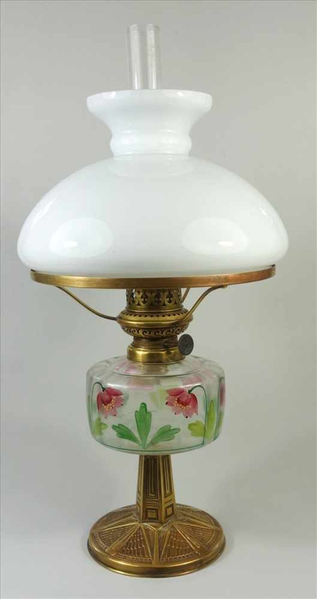 Petroleumlampe, 1920er Jahre, geometrisch reliefierter Messingstand, Glaskorpus mti floraler