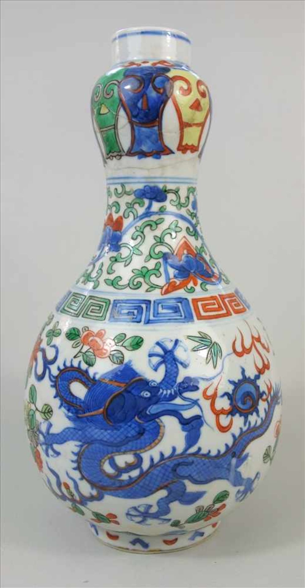 Wucai -Vase, Wanli - 6 - Zeichenmarke, Kalebassen-Form, weißes Porzellan mit Drachen-und Blumendekor