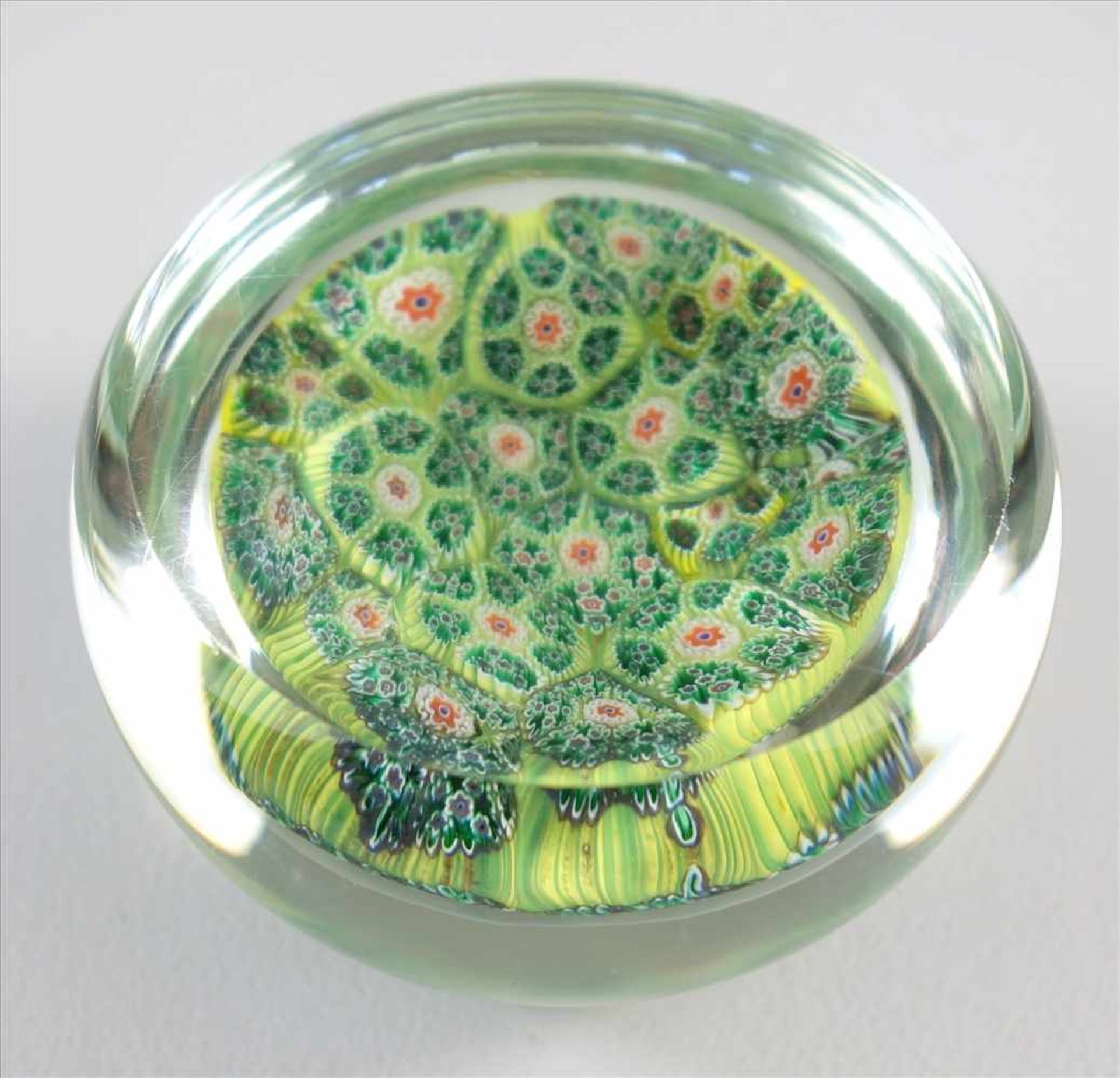 Millefiori-Paperweight, Frankreich, 19. Jh., zum Kreis angeordnete, feingliedrige Blüten, - Bild 3 aus 3