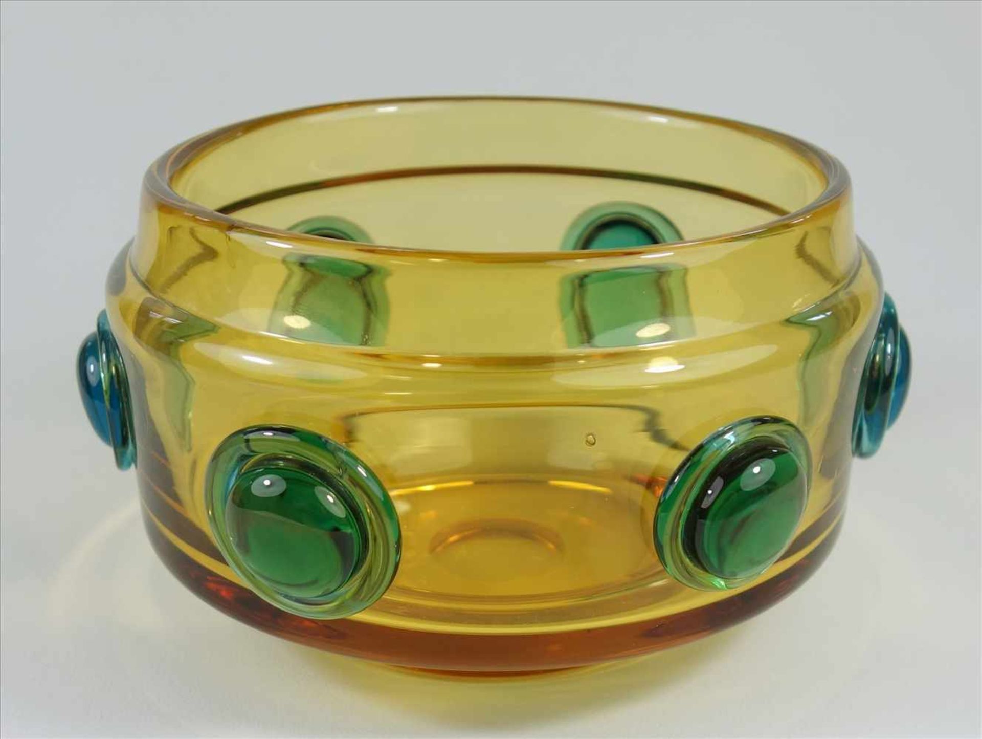 Glasschale mit grünen Aufschmelzungen, 20er Jahre, undeutl. Ätzmarke CH?, bernsteinfarben, Stand mit