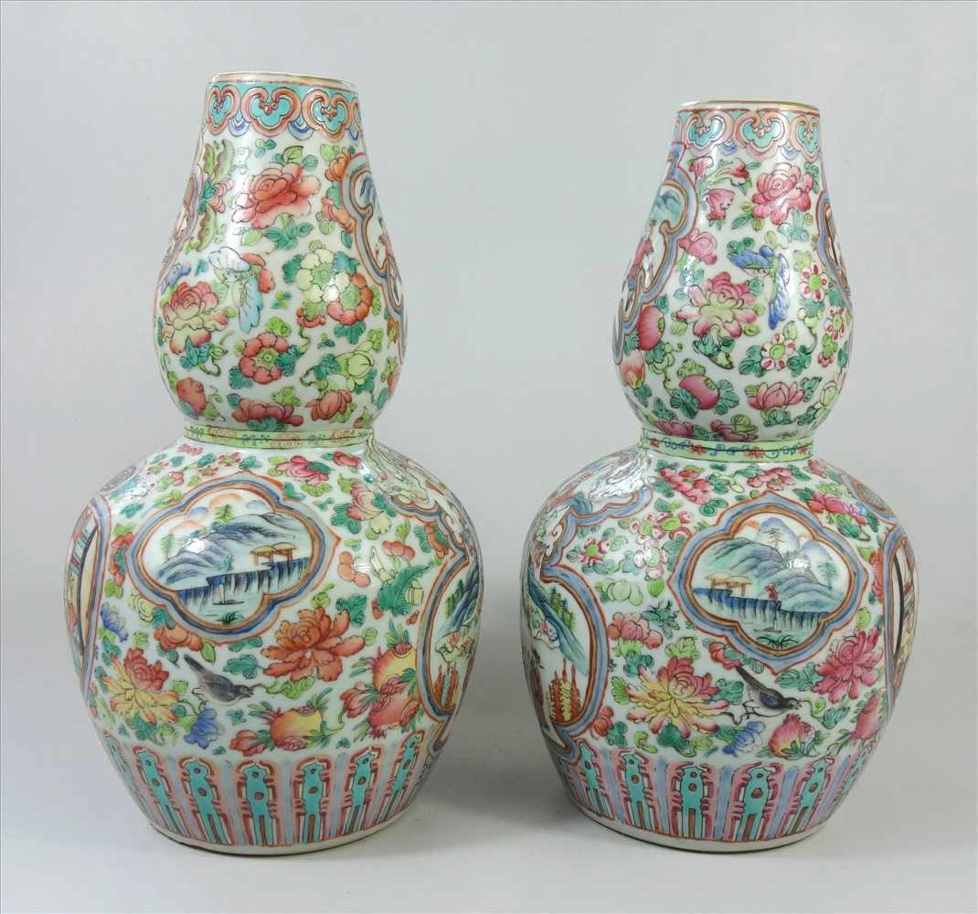 Paar Vasen, famille rose, China, 19. Jahrhundert, Kalebassen-Form, weißes Porzellan, umlaufend - Image 4 of 5