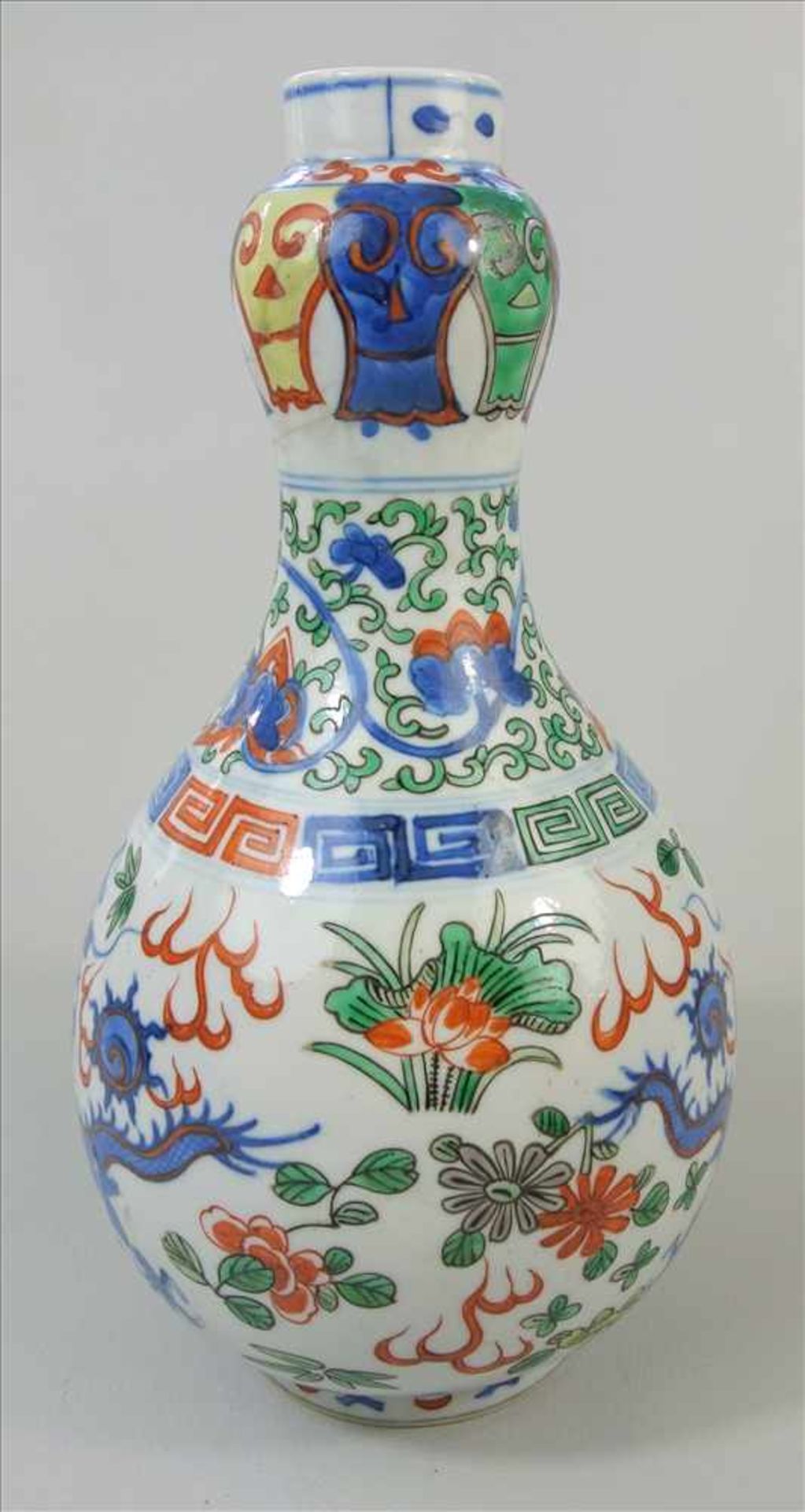 Wucai -Vase, Wanli - 6 - Zeichenmarke, Kalebassen-Form, weißes Porzellan mit Drachen-und Blumendekor - Image 4 of 6