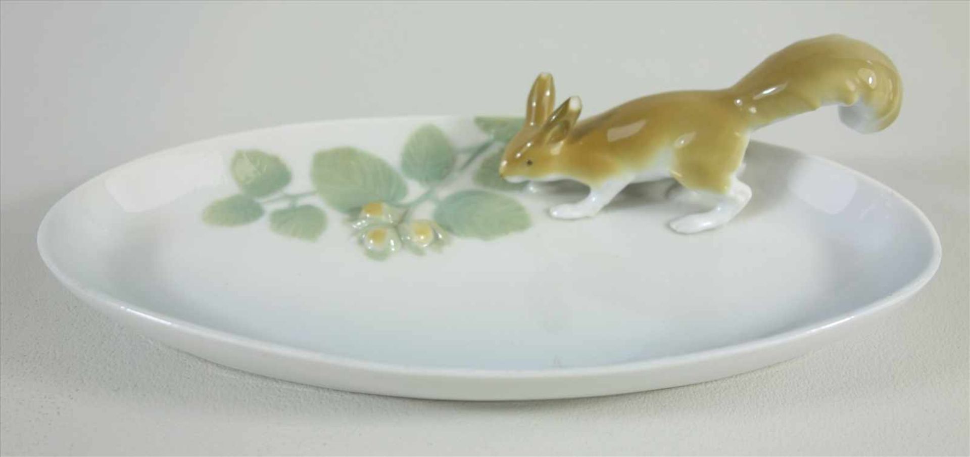 Schale mit Eichhörnchen, Ilse Pfeffer, Gotha, um 1920, oval, plastisches Eichhörnchen (Ohren