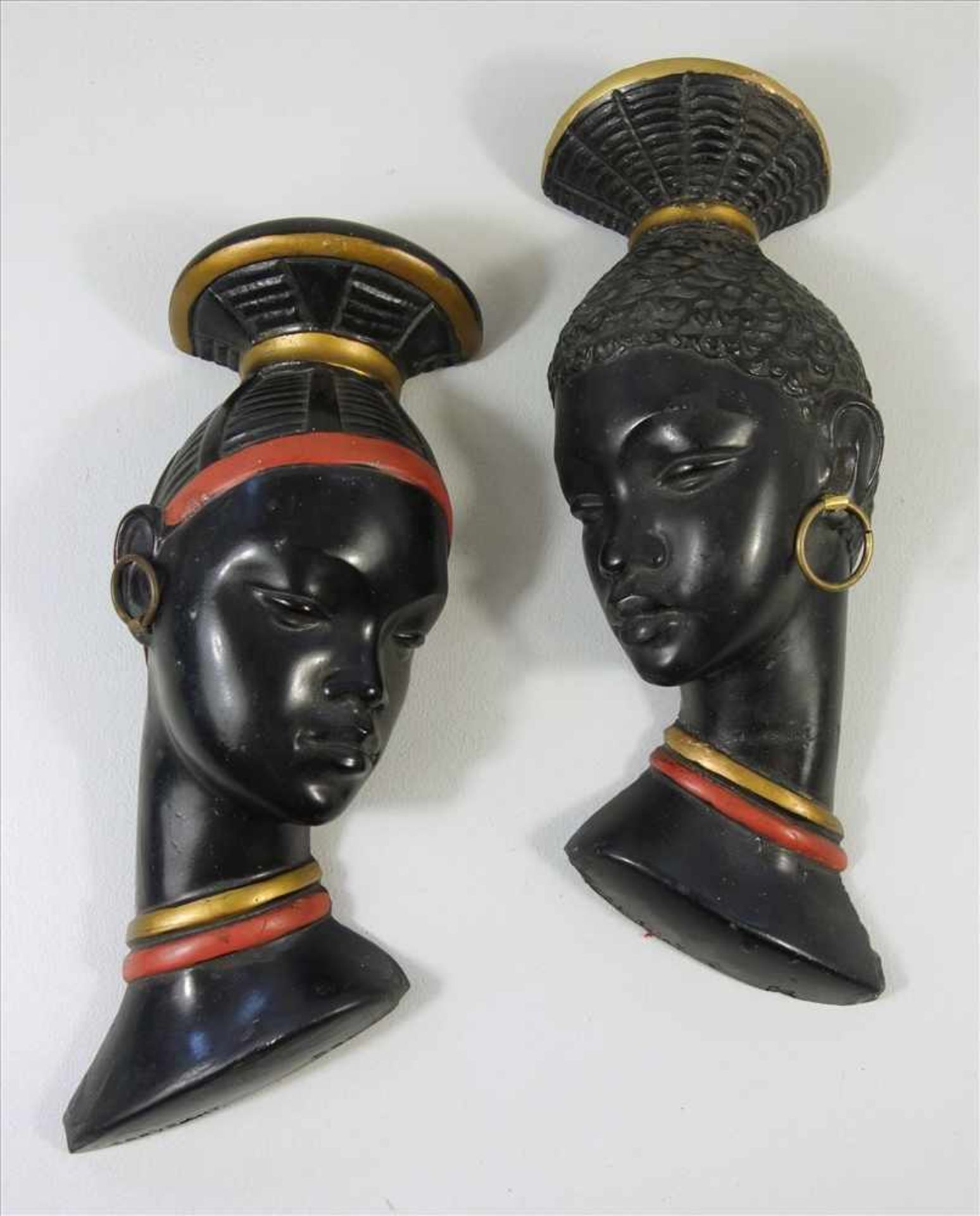 2 kleine, afrikanische Wandmasken, 60/70er Jahre, Gips, farbig staffiert, mit Metallohrring, L.je