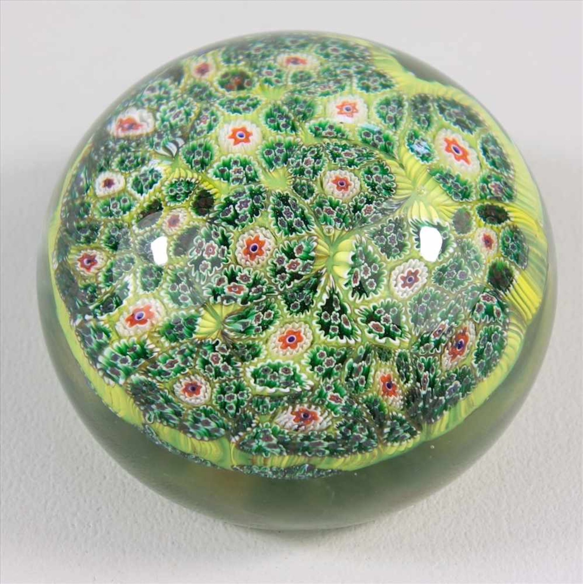 Millefiori-Paperweight, Frankreich, 19. Jh., zum Kreis angeordnete, feingliedrige Blüten,